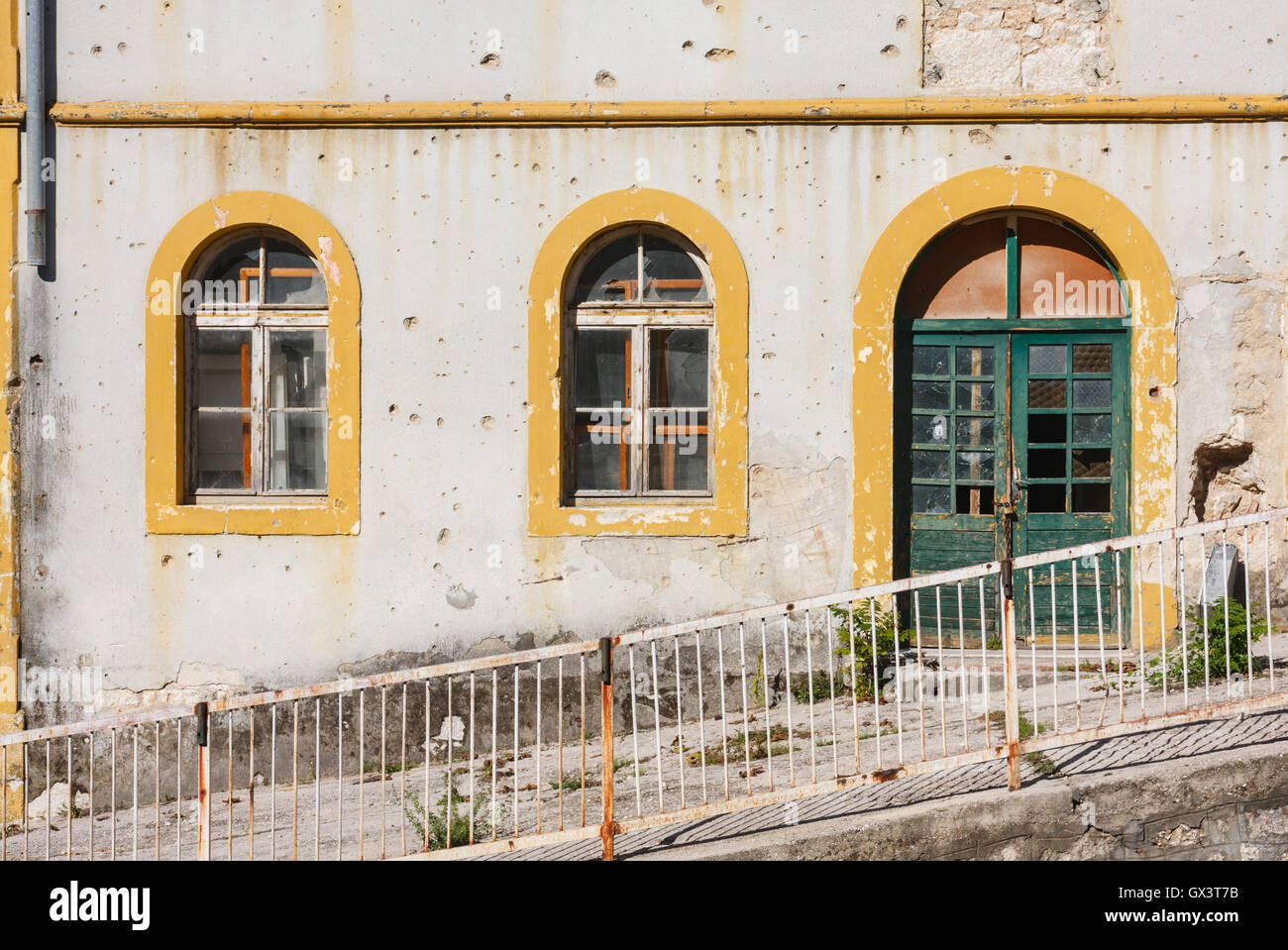 Edificio abbandonato, danneggiato durante le guerre iugoslave. Mostar, Bosnia Erzegovina Foto Stock