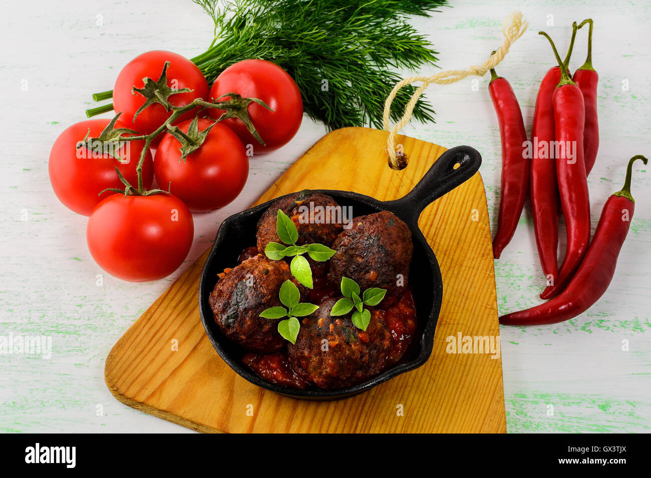 Manzo alla griglia polpette con peperoncino servita in padella. Barbecue grigliate polpettone. Barbecue polpette di carne. Foto Stock