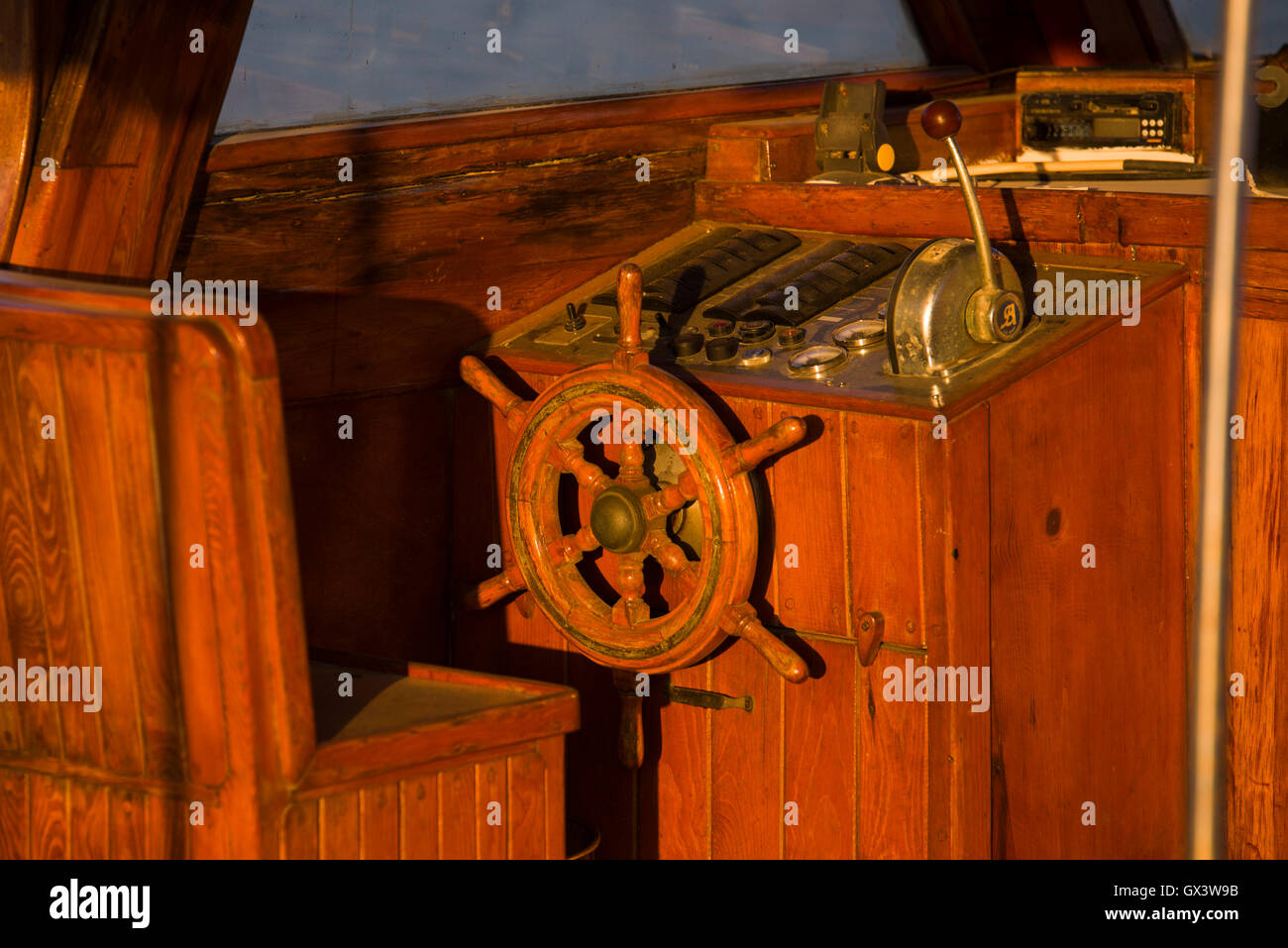 Yatchs timone in legno e pannello di controllo. Foto Stock