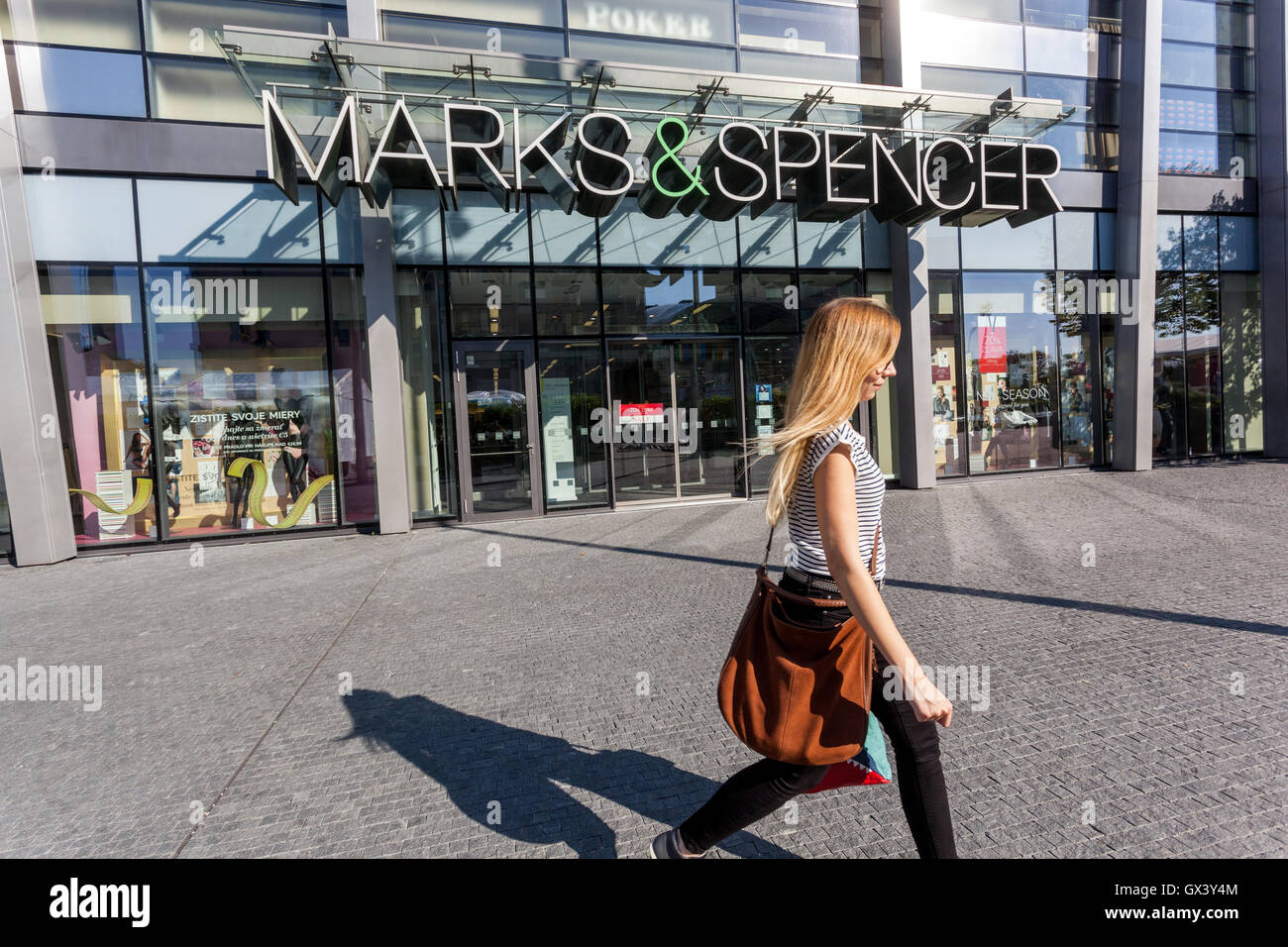 Centro commerciale Eurovea, Marks & Spencer, Bratislava, Slovacchia, Europe Young Woman Walking Street Foto Stock
