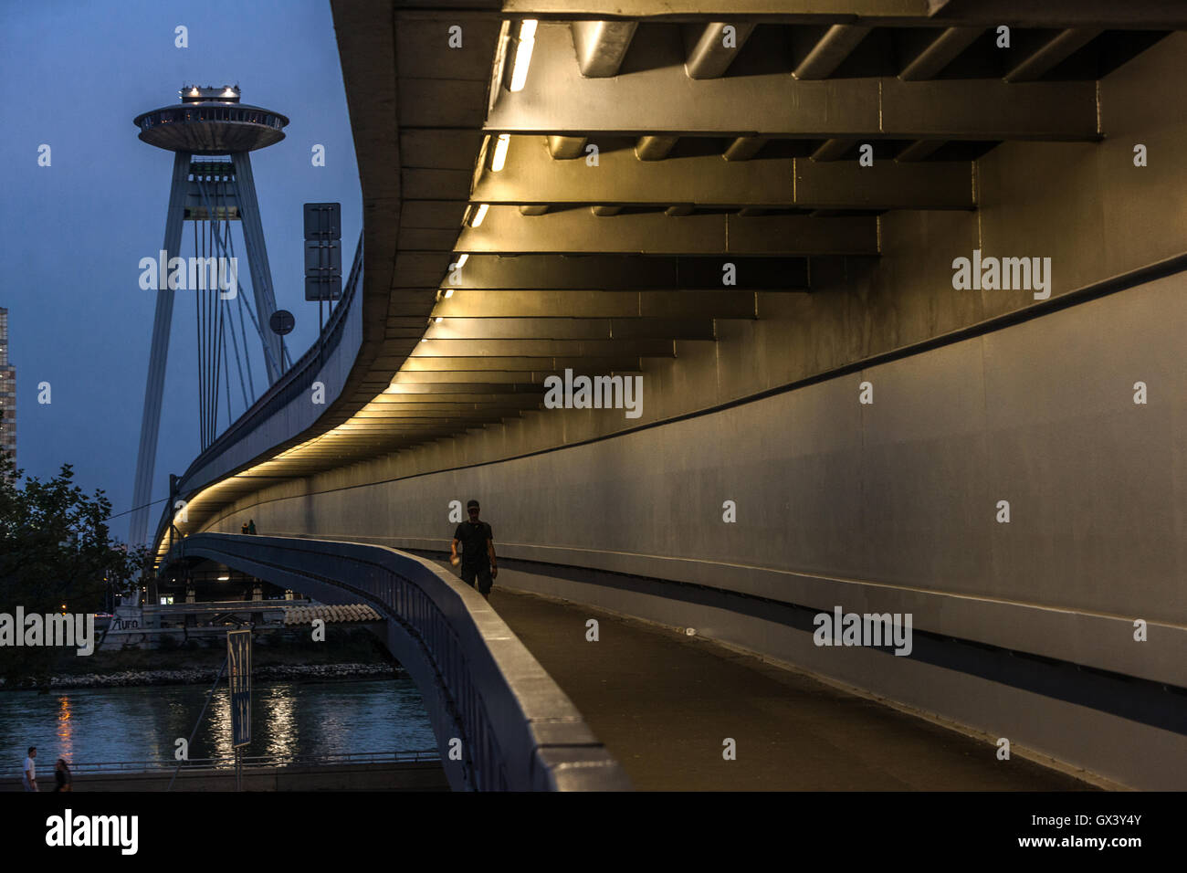 Ponte di Bratislava della rivolta Nazionale Slovacca (SNP) con ponte Ufo Ristorante Bratislava, Bratislava, Slovacchia, Europa Ponte Ufo Bratislava Foto Stock