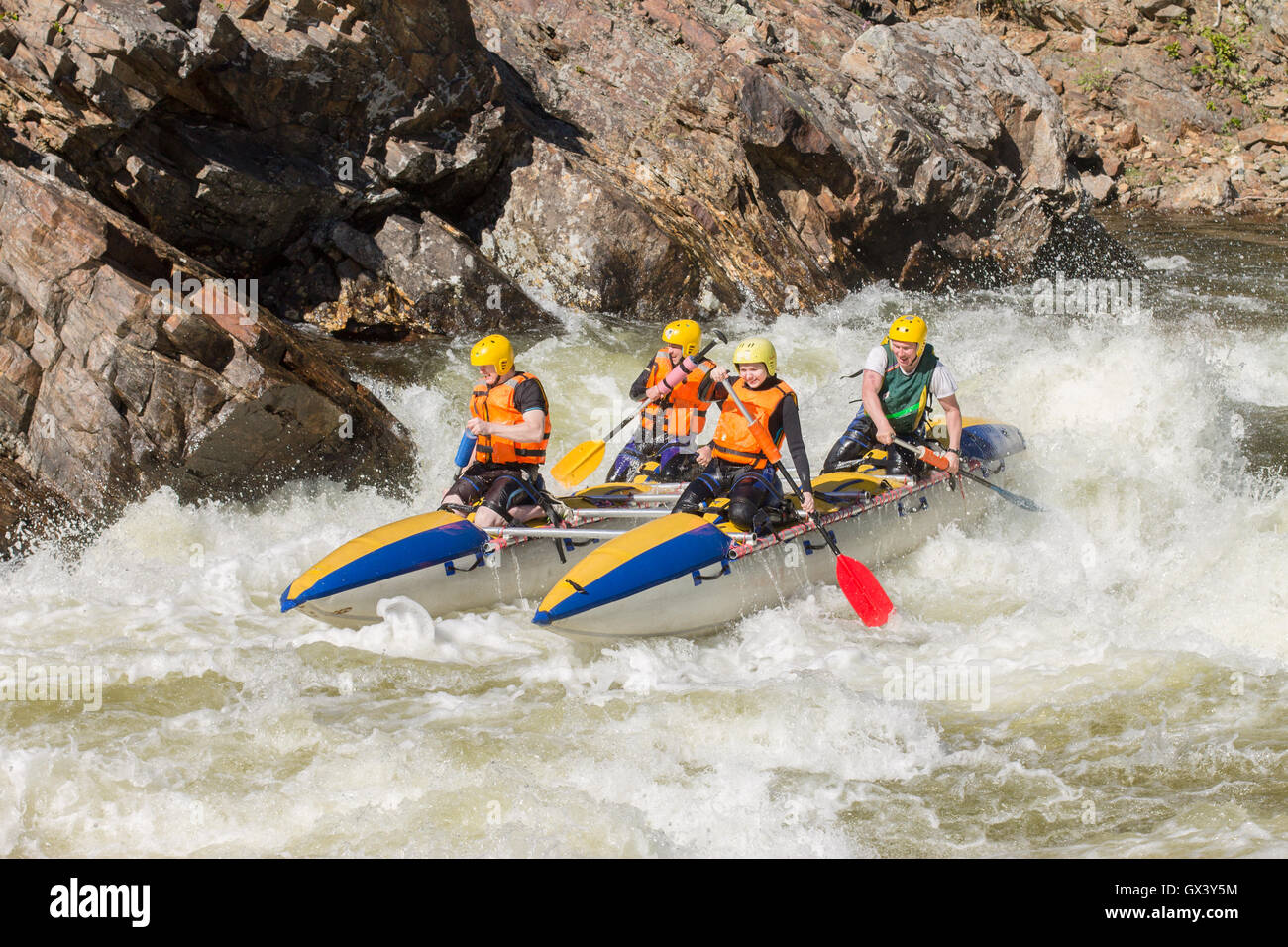 Khara-Murin, Russia - 28 Maggio. Il Rafting sul fiume Khara-Murin Langutay sulla soglia di casa, il giorno della festa di Whitewater Maggio 28, 201 Foto Stock