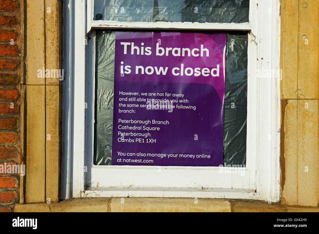 Finestra di accesso a notificare i clienti che questo ramo della Natwest Bank è ora chiuso, England Regno Unito Foto Stock
