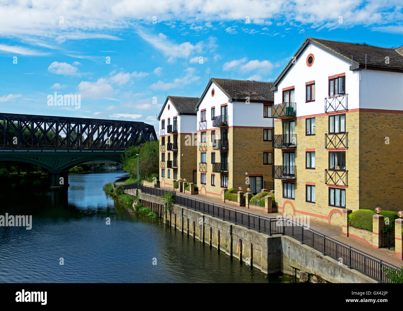 Il fiume Nene e Riverside Apartments, Peterborough, CAMBRIDGESHIRE, England Regno Unito Foto Stock
