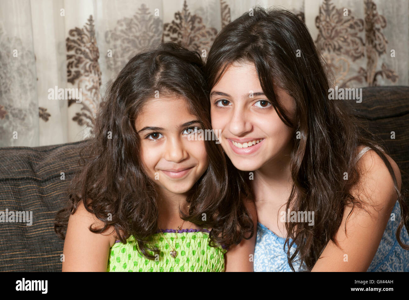 Felice sorelle sorridente Foto Stock