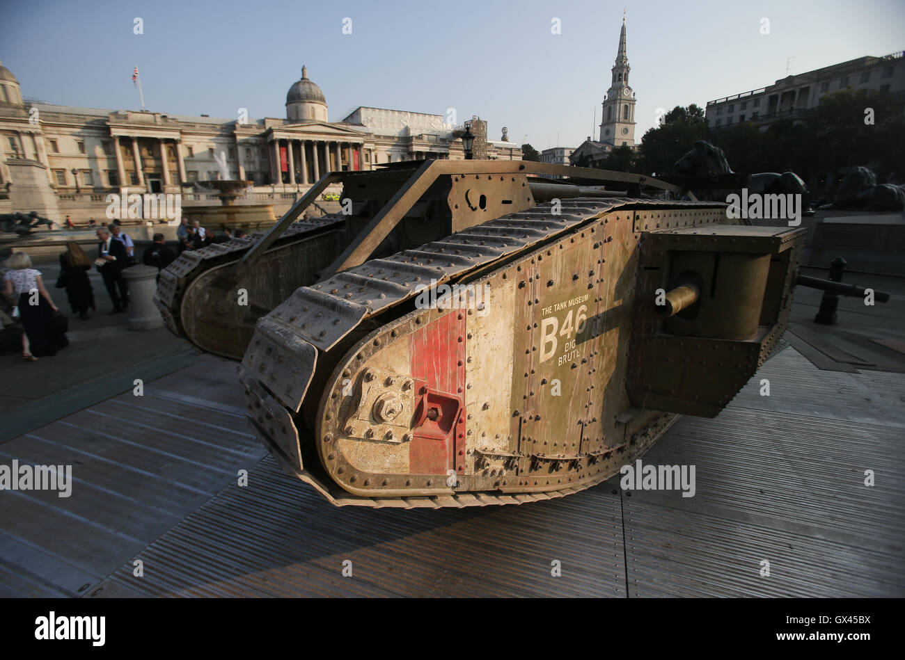 Una replica Prima Guerra Mondiale Mark IV serbatoio a Londra in Trafalgar Square segna il centenario di un veicolo blindato del primo impiego durante la battaglia della Somme. Foto Stock