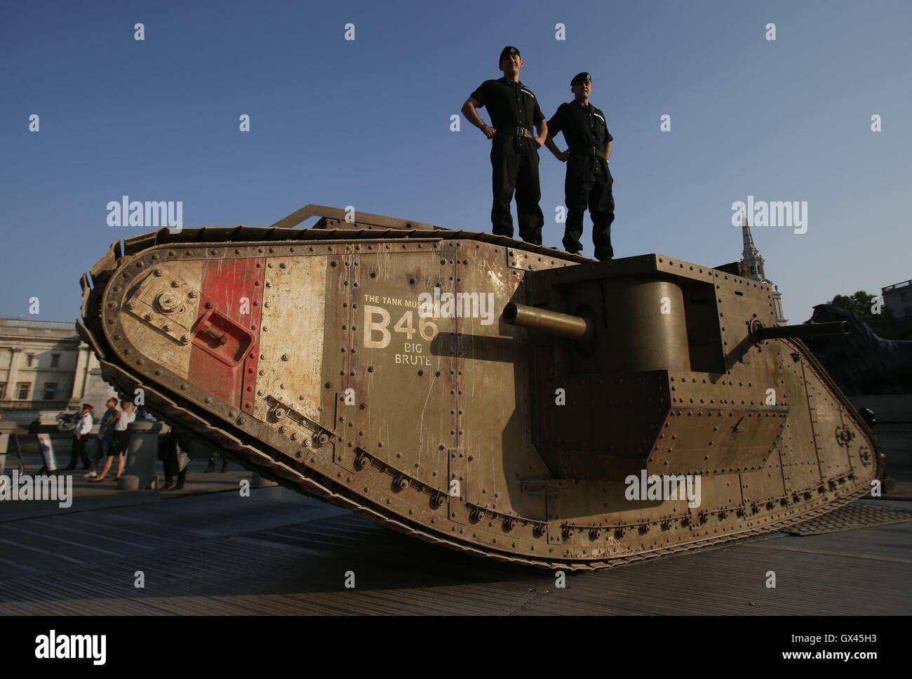 I membri del reale reggimento di serbatoio di stare su una replica Prima Guerra Mondiale Mark IV serbatoio a Londra in Trafalgar Square segna il centenario di un veicolo blindato del primo impiego durante la battaglia della Somme. Foto Stock