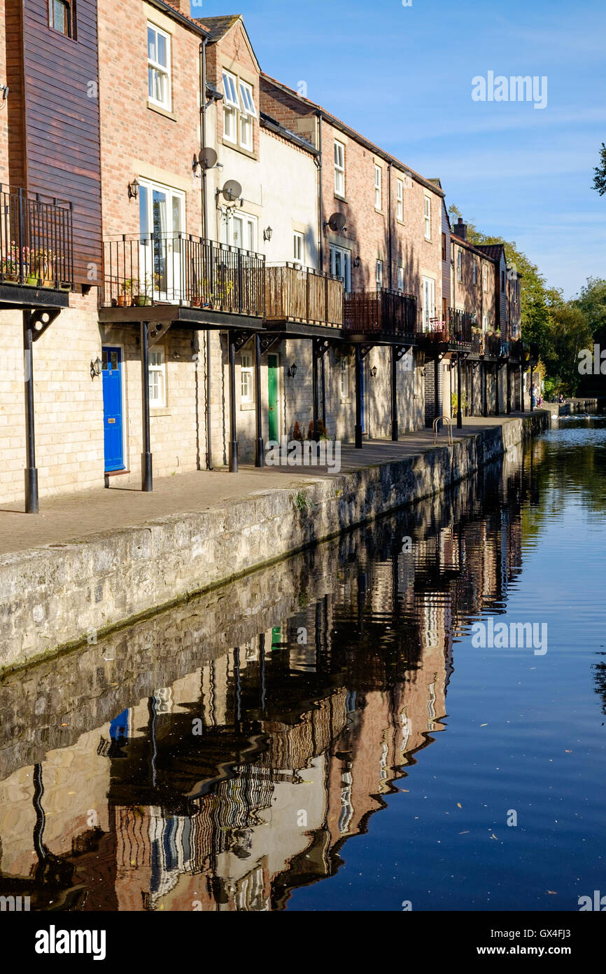Gli edifici si riflette in Ripon Canal, Ripon North Yorkshire, Inghilterra Foto Stock