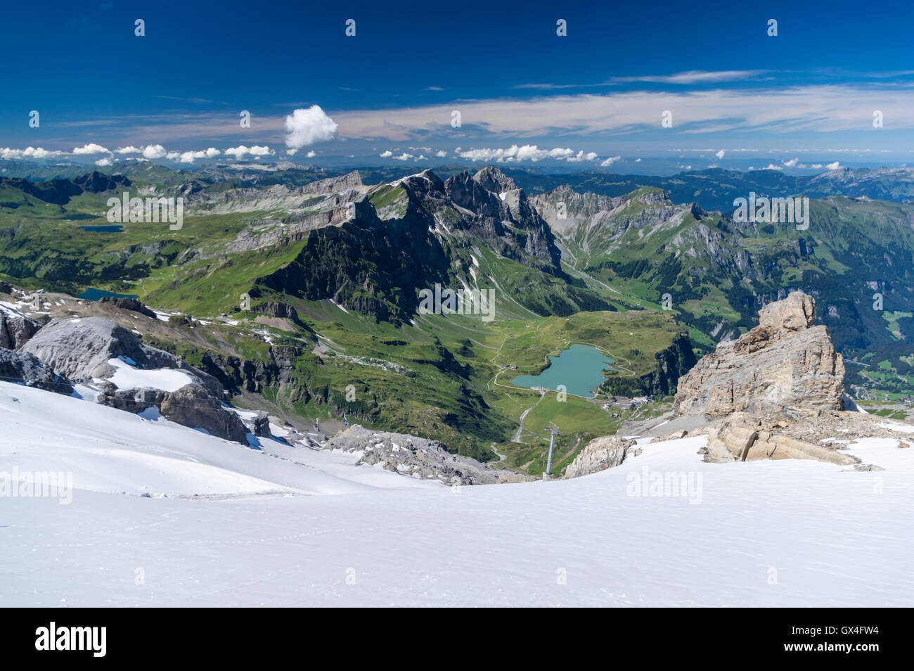 Vista dal Monte Titlis sul ghiacciaio Titlis e Trüebsee in direzione nord ad altre montagne delle Alpi Svizzere. Foto Stock