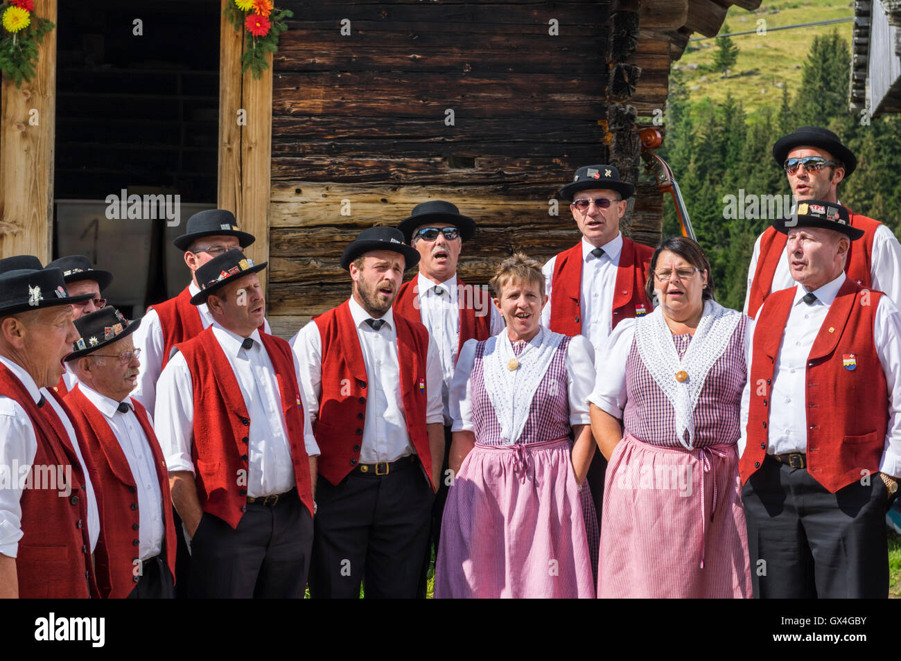 Yodeling misti coro "Jodlerklub Muotathal' di uomini e donne in costumi tradizionali. Berner Oberland, Svizzera. Foto Stock