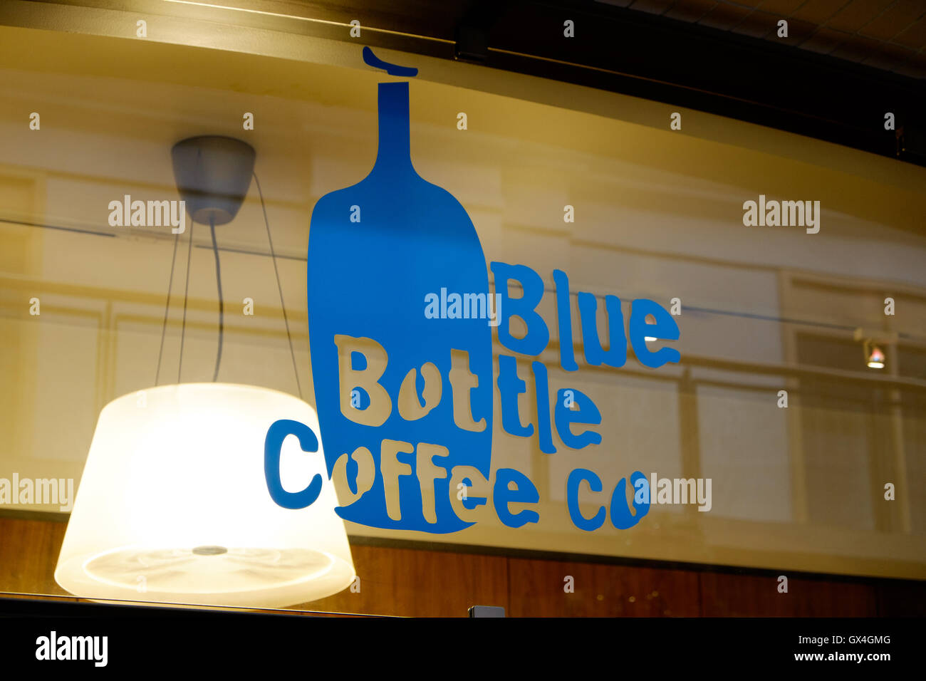 Segno per bottiglia blu caffè al Ferry Building San Francisco California USA Foto Stock