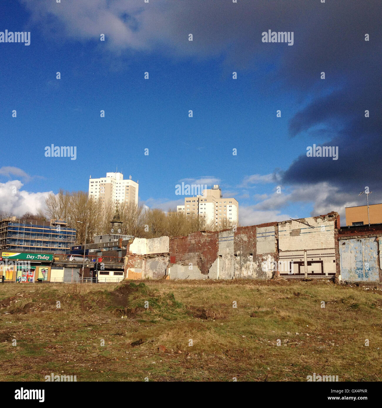 Abbandonata e mezza distrutta edificio rimane, con nuovi edifici dietro, Shawlands, a Glasgow in Scozia. Foto Stock