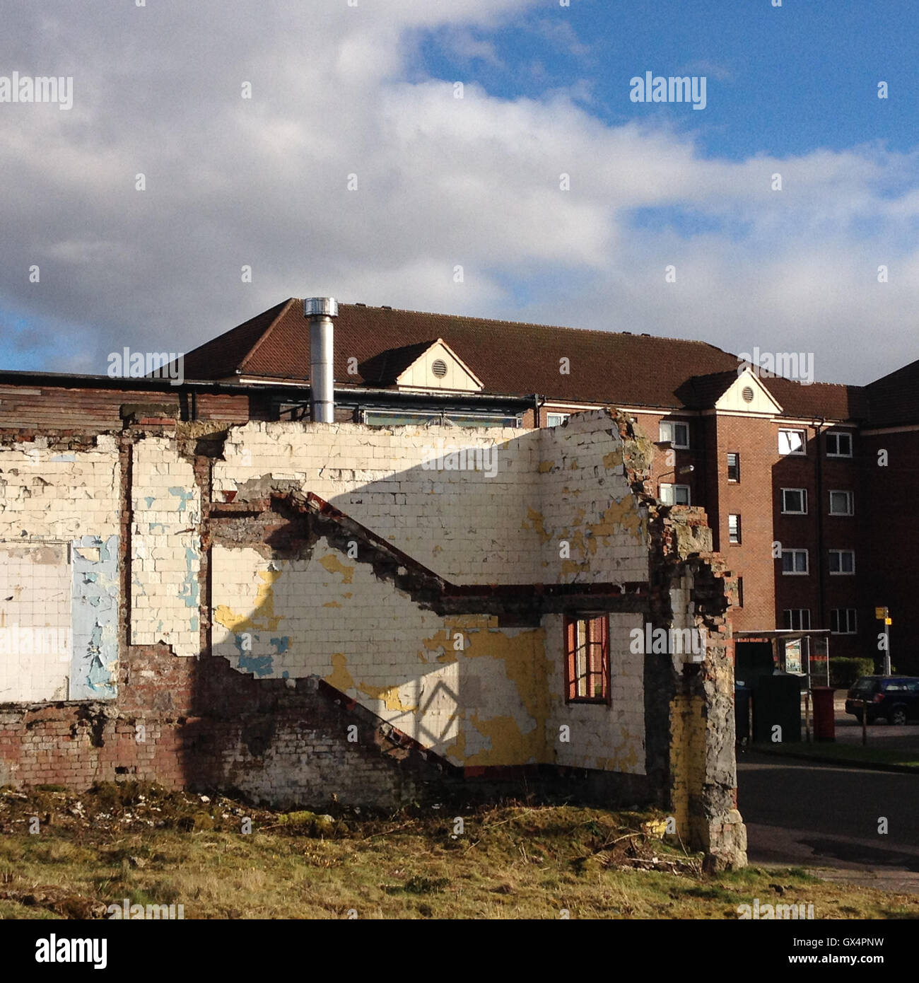 Abbandonata e mezza distrutta edificio rimane, con nuovi edifici dietro, Shawlands, a Glasgow in Scozia. Foto Stock