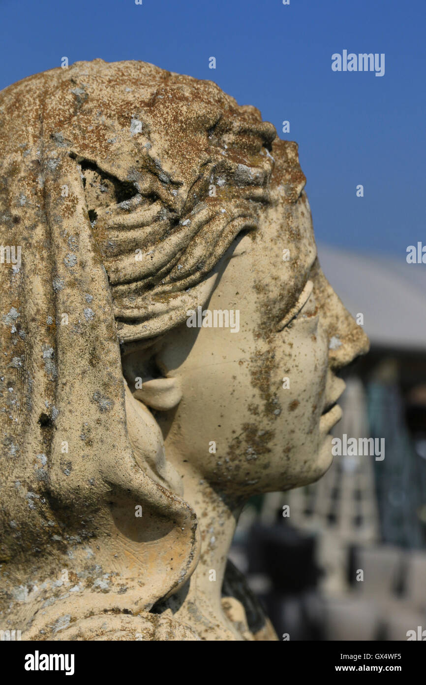 Profilo della statua di pietra di una testa femminile, un giardino ornamentale Foto Stock