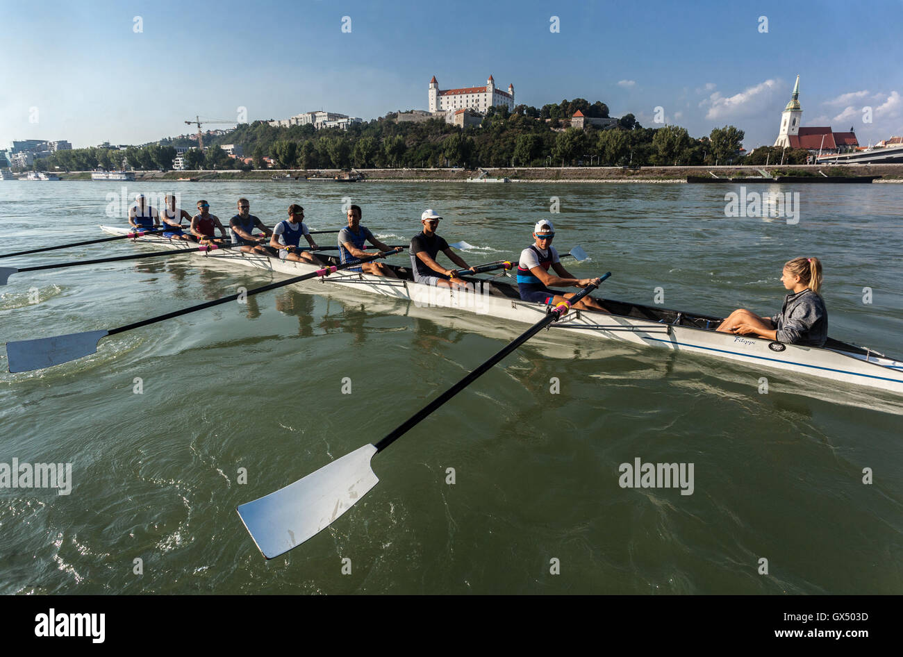 Fiume Bratislava corse barca sul Danubio Bratislava Castello Slovacchia, Europa Foto Stock