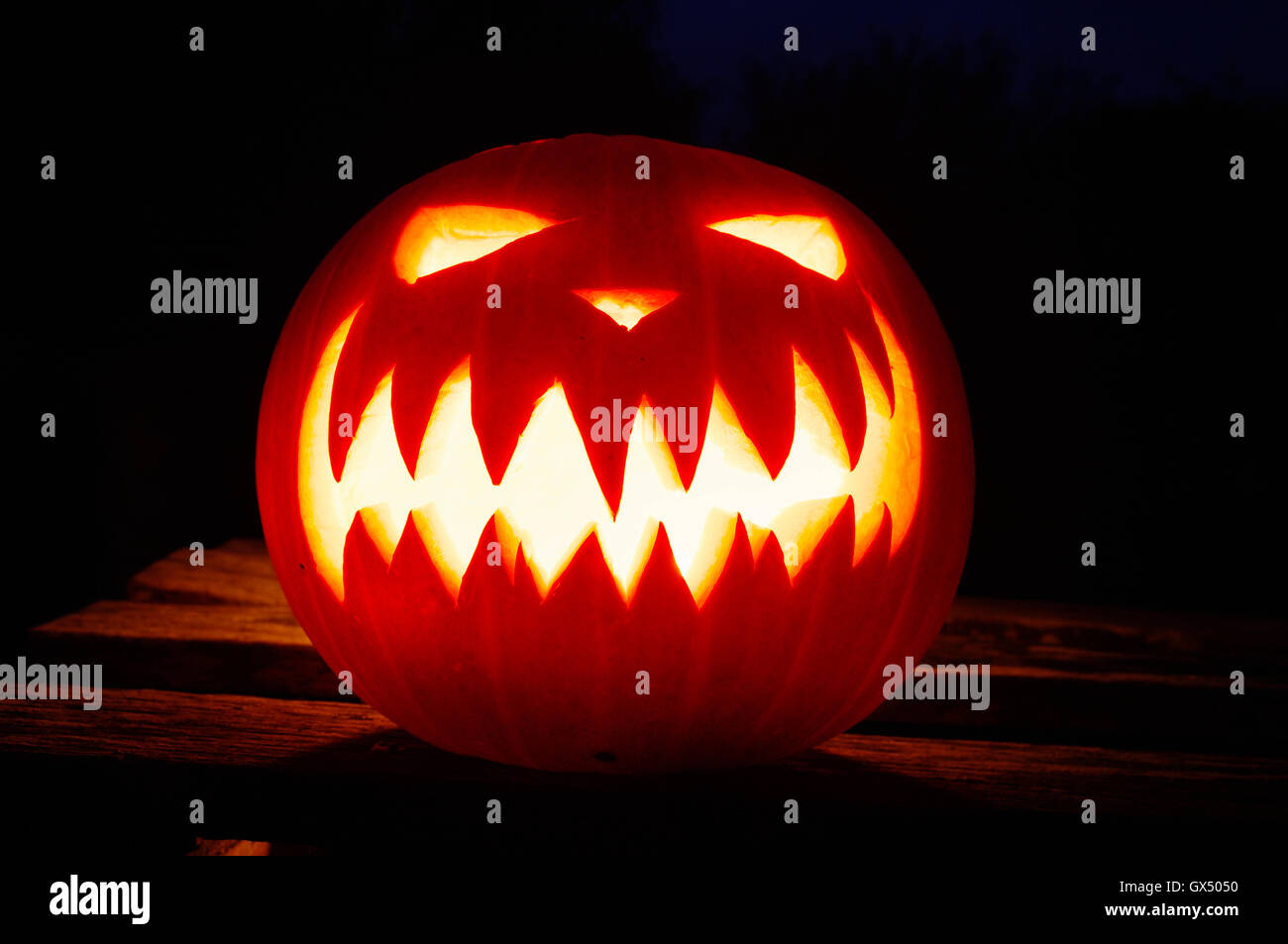 La Zucca scolpita illuminato da candele Foto Stock