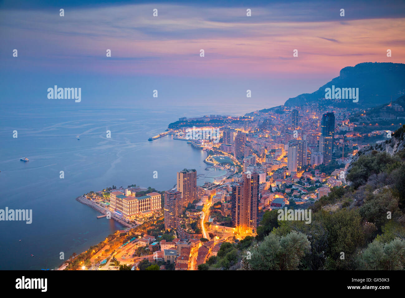 Il Principato di Monaco. Immagine del Monte Carlo, Monaco durante il periodo estivo il tramonto. Foto Stock