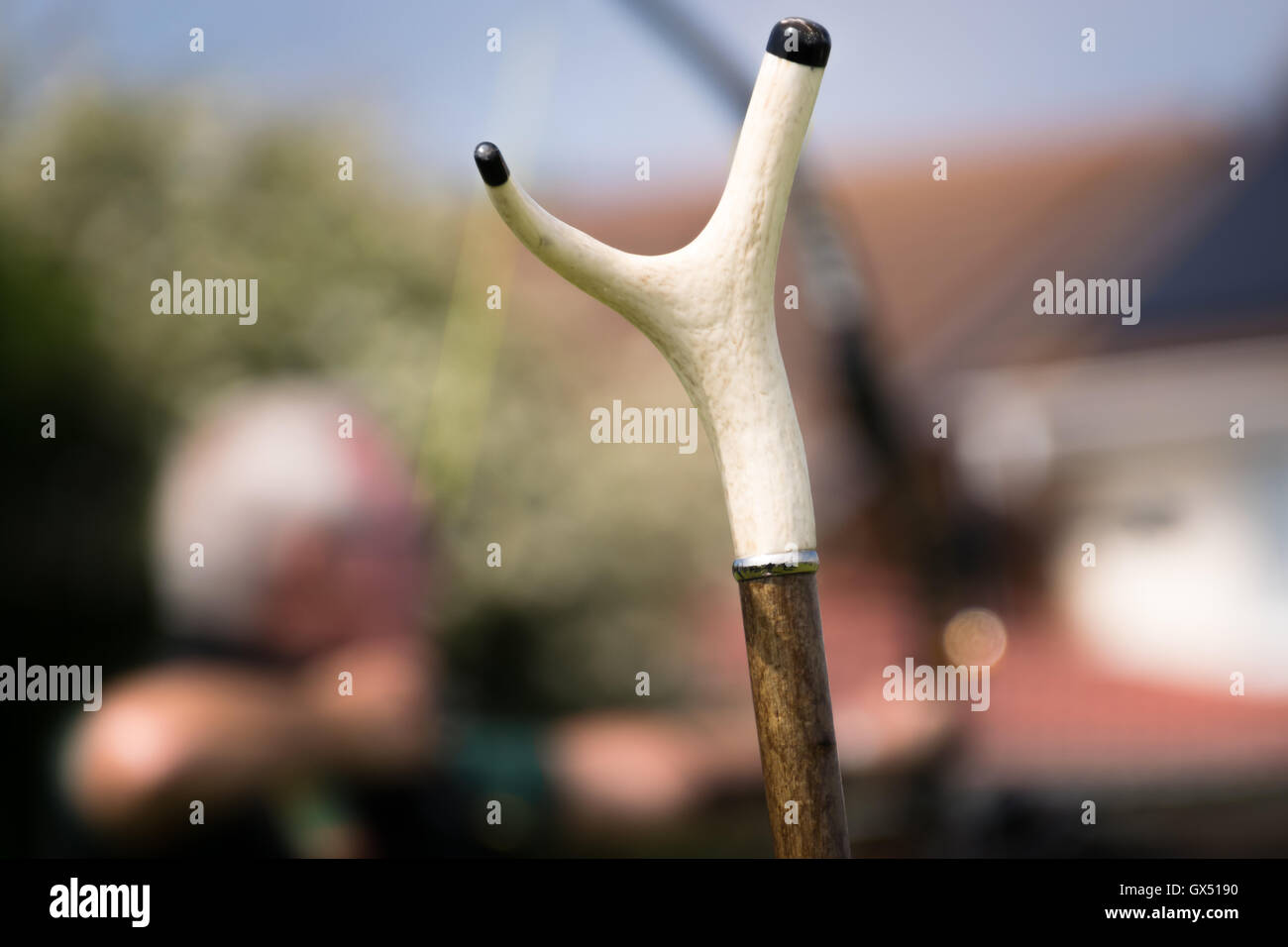 Long bow stand alla gara di tiro con l'arco Foto Stock