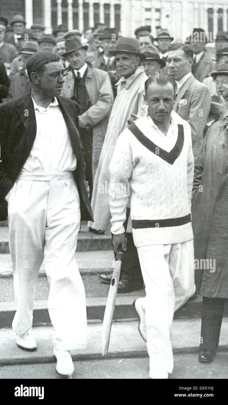 DONALD BRADMAN Australian cricketer a destra con Inghilterra capitano Wally Hammond preparare per il mescolare al primo Australia v England Matrch prova a Trent Bridge , Nottingham, nel 1938 Foto Stock