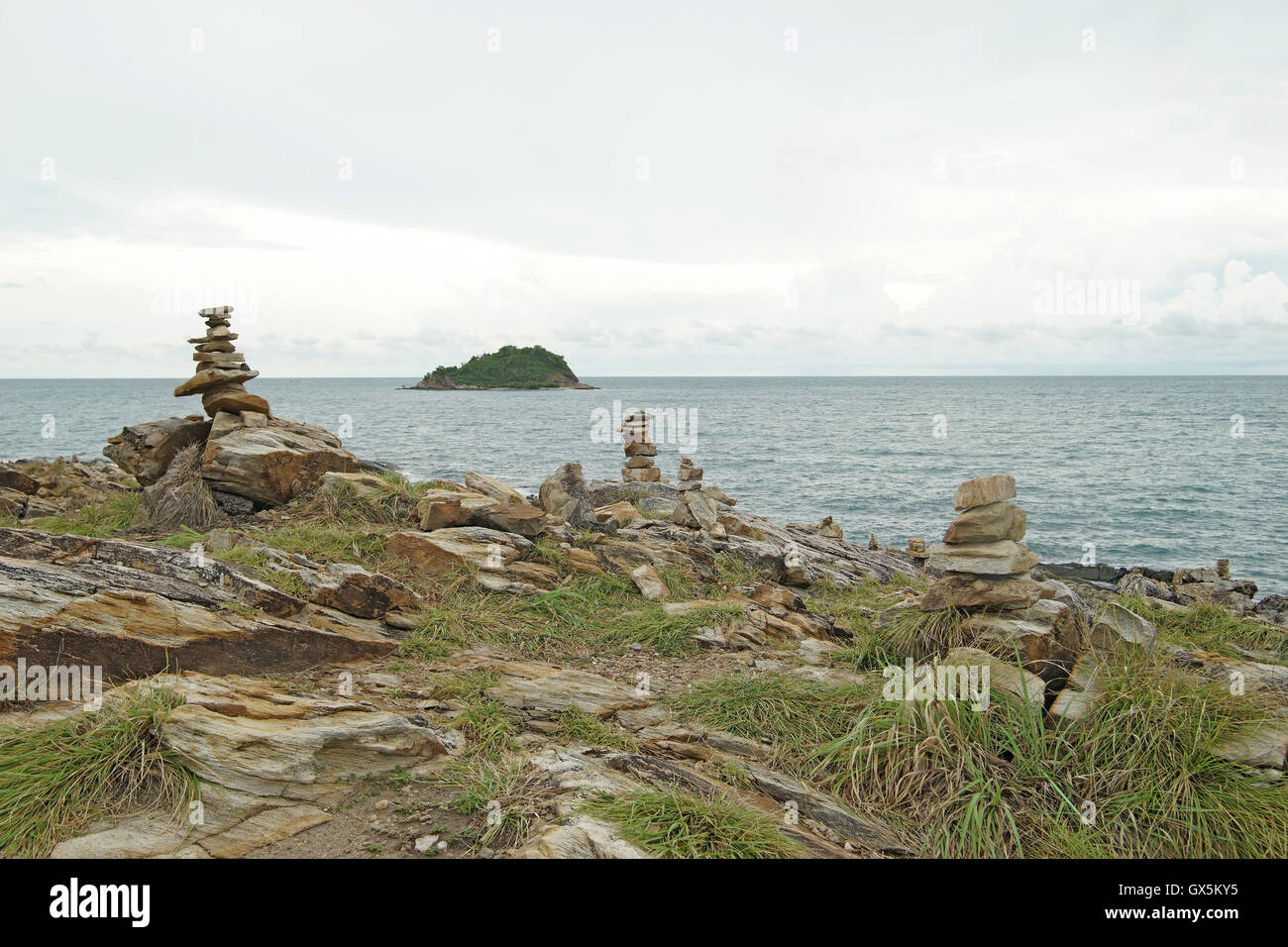 Cairn, pila di pietre sulla costa del mare Foto Stock