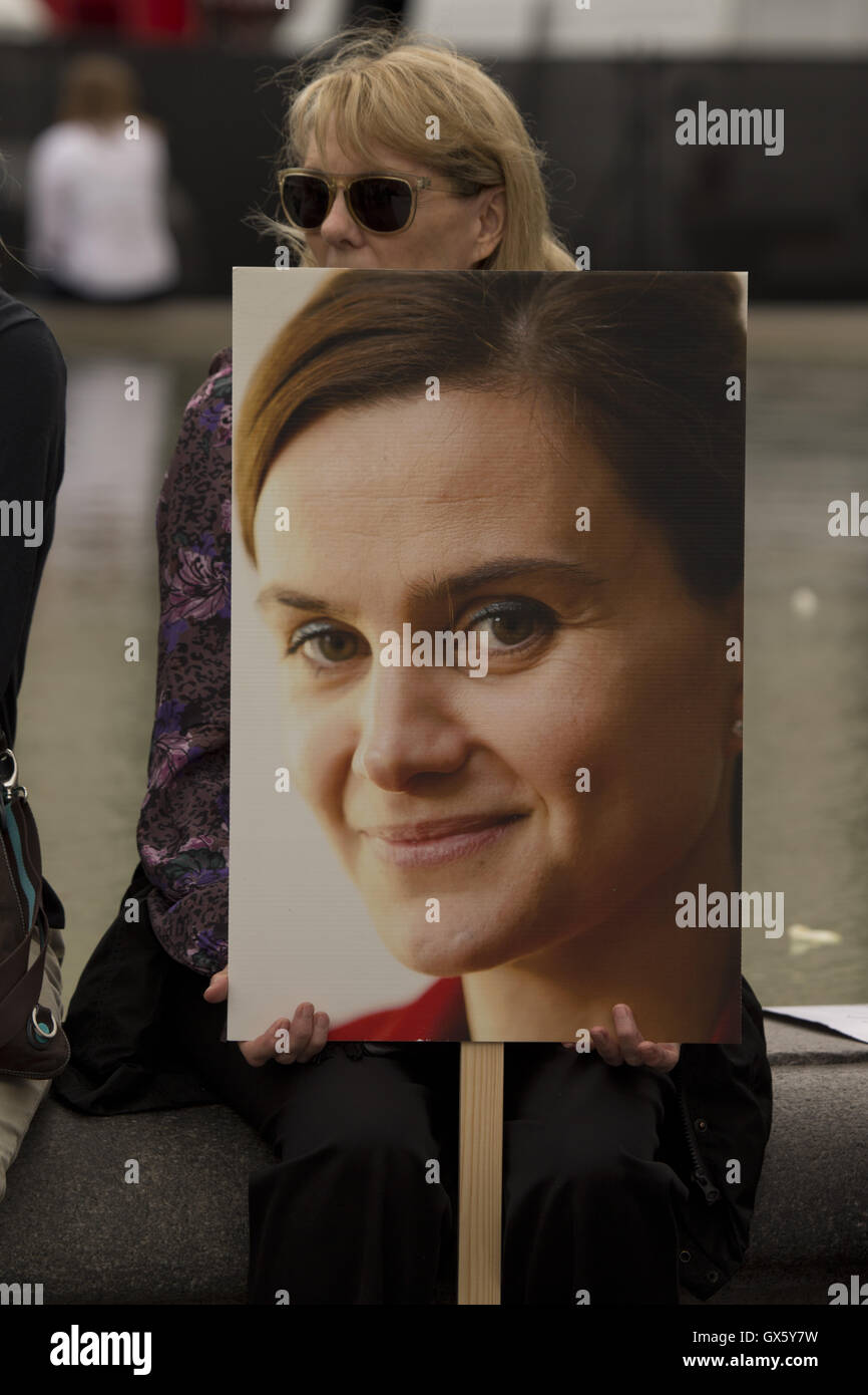 Questo Mercoledì, Giugno 22 sarebbe stato Jo Cox's forty-secondo compleanno e i suoi amici sono la marcatura si stanno organizzando una massiccia manifestazione pubblica in Trafalgar Square. Dotato di: atmosfera dove: Londra, Regno Unito quando: 22 Giu 2016 Foto Stock