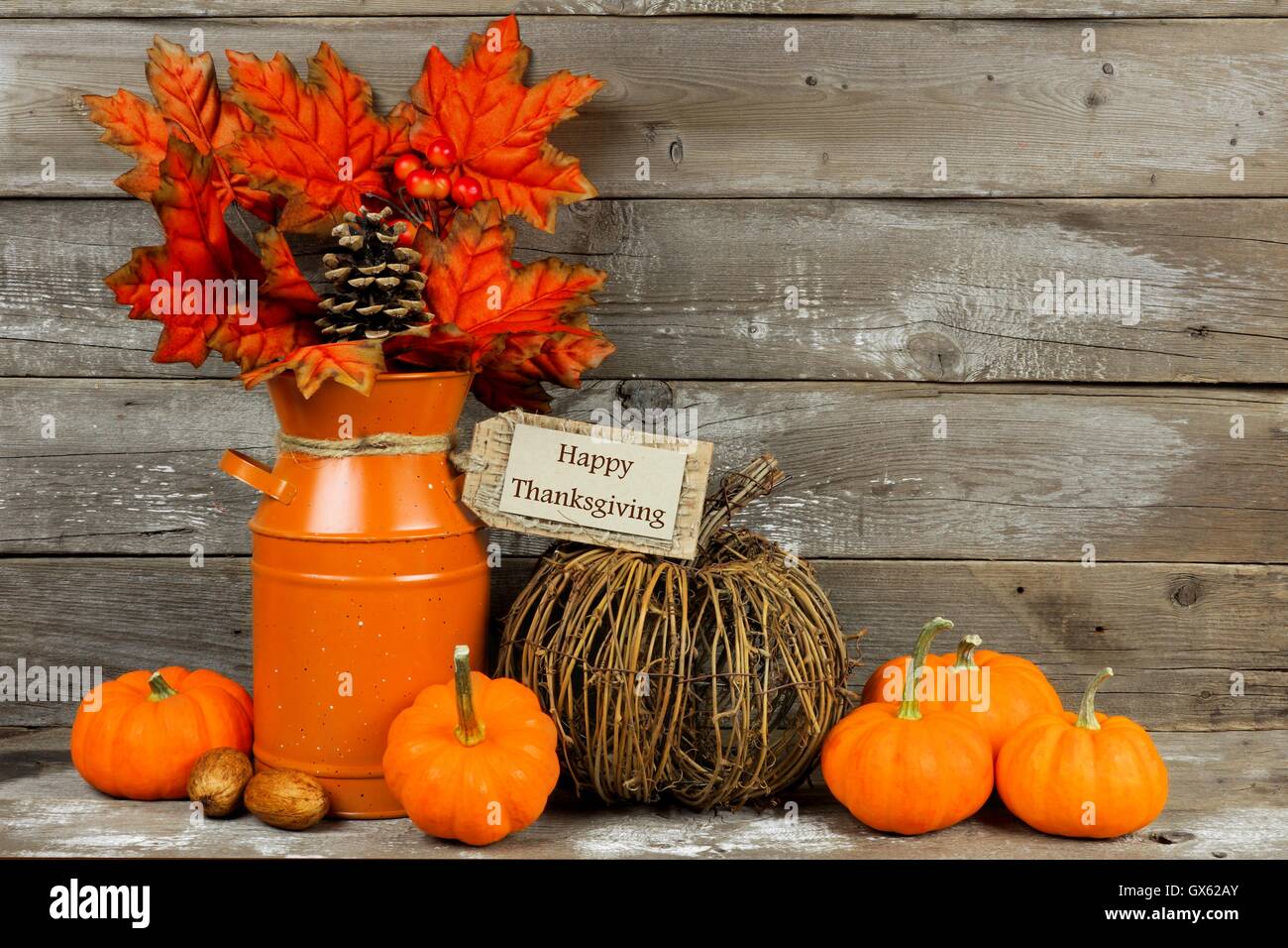 Felice ringraziamento tag, zucche e autunno home decor con arredamento di legno rustico sfondo Foto Stock