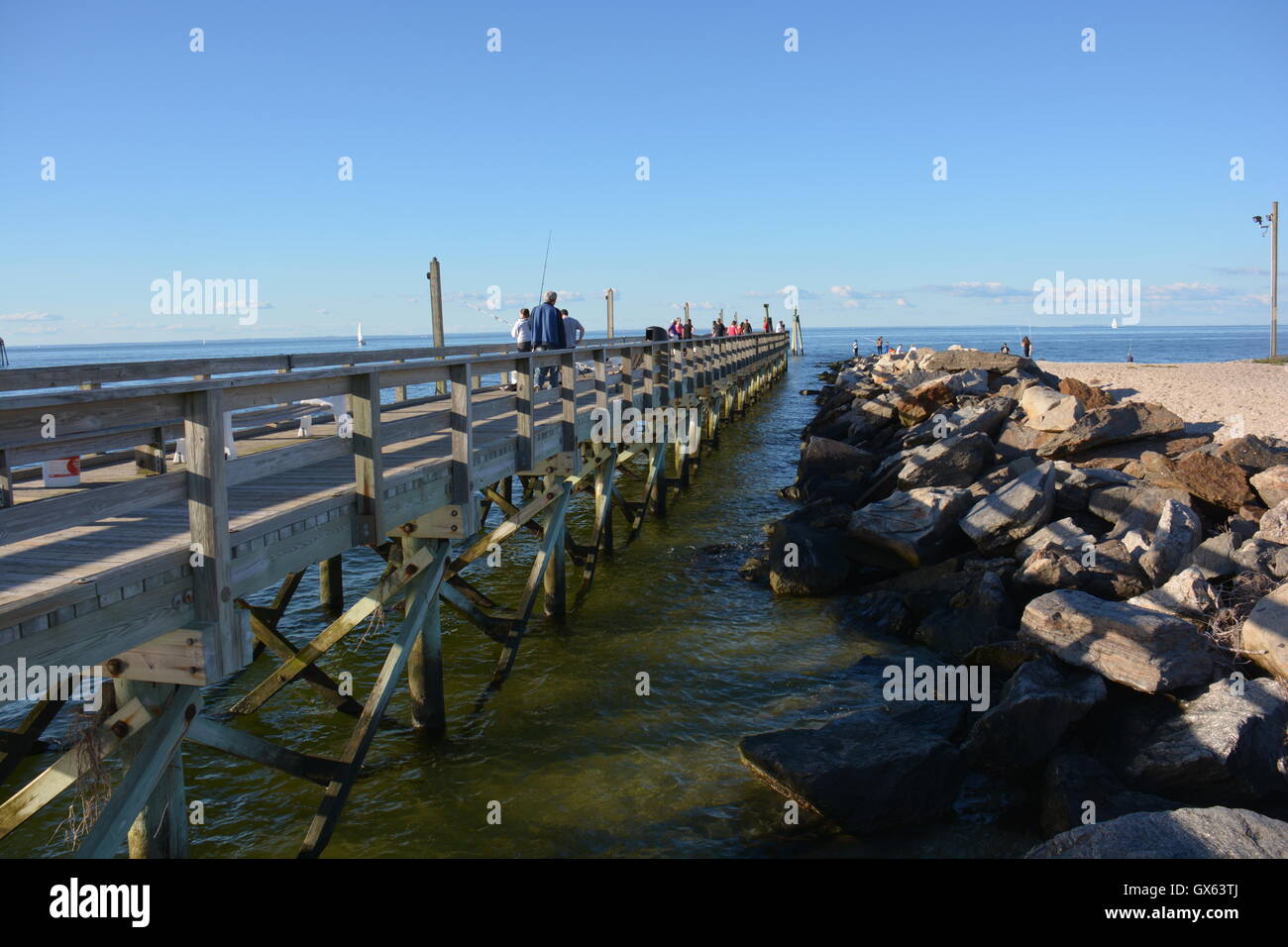 Persone su un ponte di legno, Long Island Foto Stock