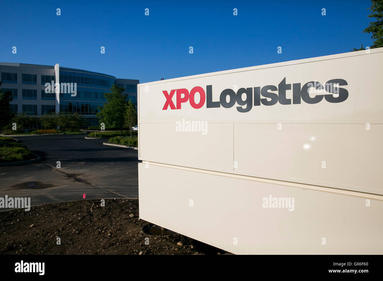 Un segno del logo al di fuori di una struttura occupata dal Xpo Logistica, Inc., in Dublin, Ohio, luglio 23, 2016. Foto Stock