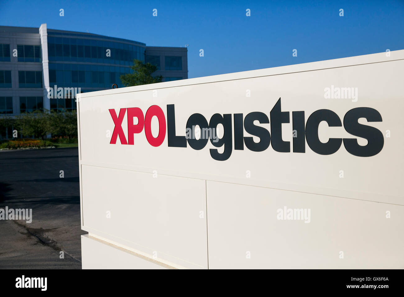 Un segno del logo al di fuori di una struttura occupata dal Xpo Logistica, Inc., in Dublin, Ohio, luglio 23, 2016. Foto Stock