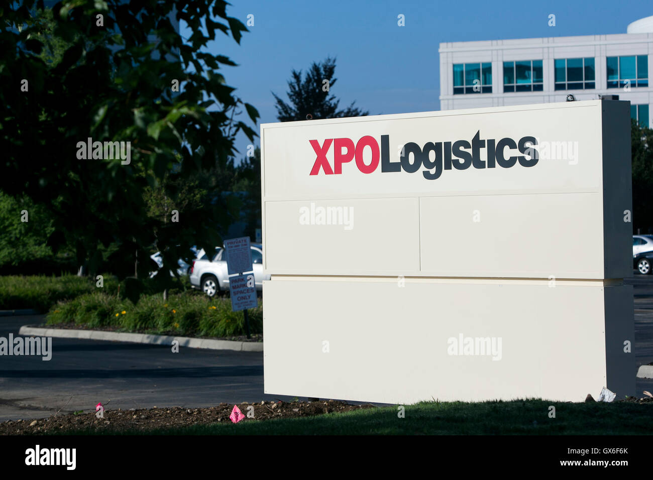 Un segno del logo al di fuori di una struttura occupata dal Xpo Logistica, Inc., in Dublin, Ohio, luglio 23, 2016. Foto Stock