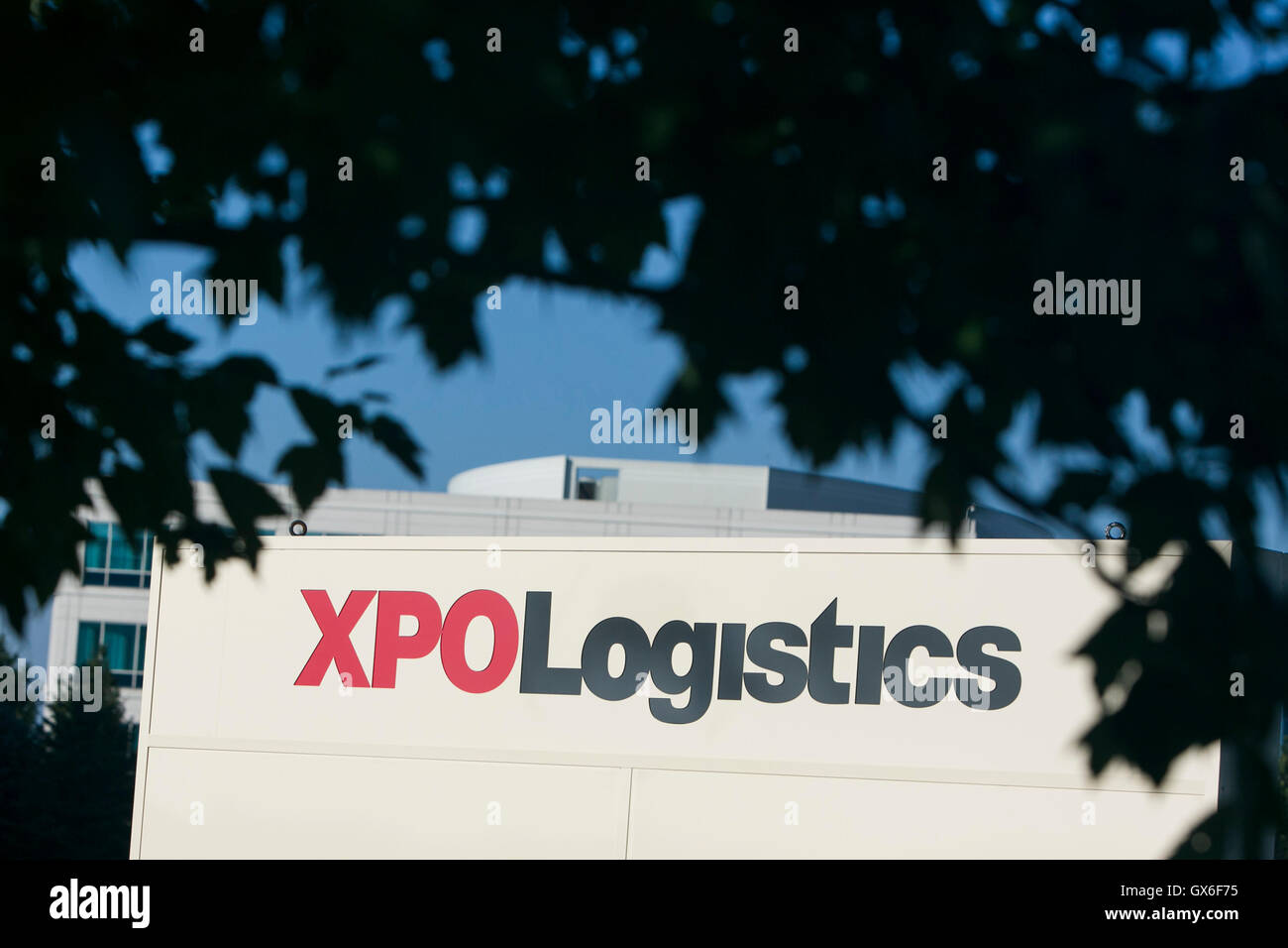 Un segno del logo al di fuori di una struttura occupata dal Xpo Logistica, Inc., in Dublin, Ohio, luglio 23, 2016. Foto Stock