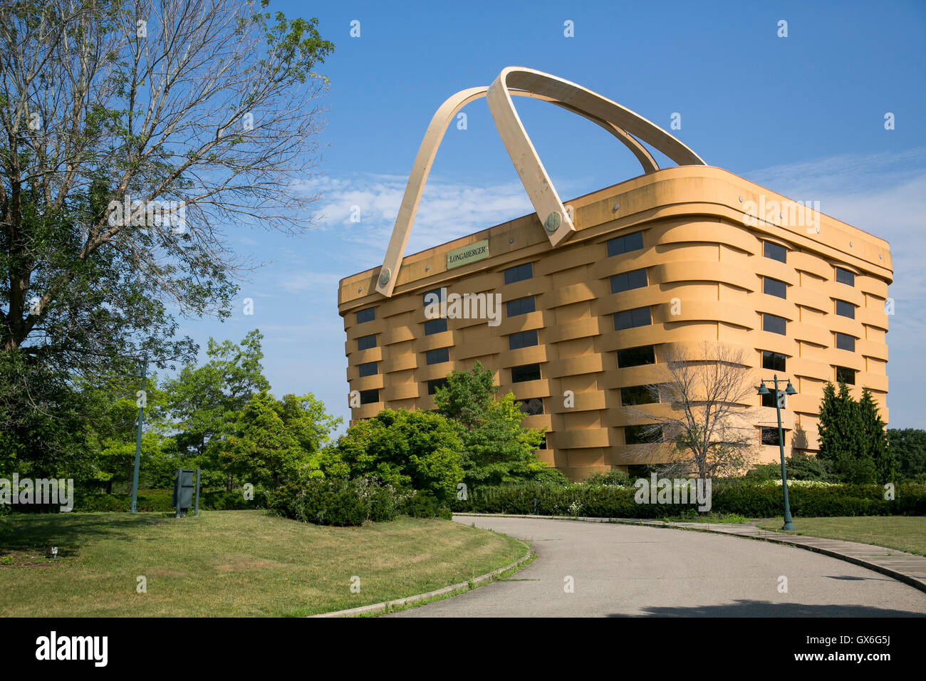 Un segno del logo al di fuori del cestello ex sede sagomata della Longaberger Company a Newark, Ohio, 24 luglio 2016. Foto Stock