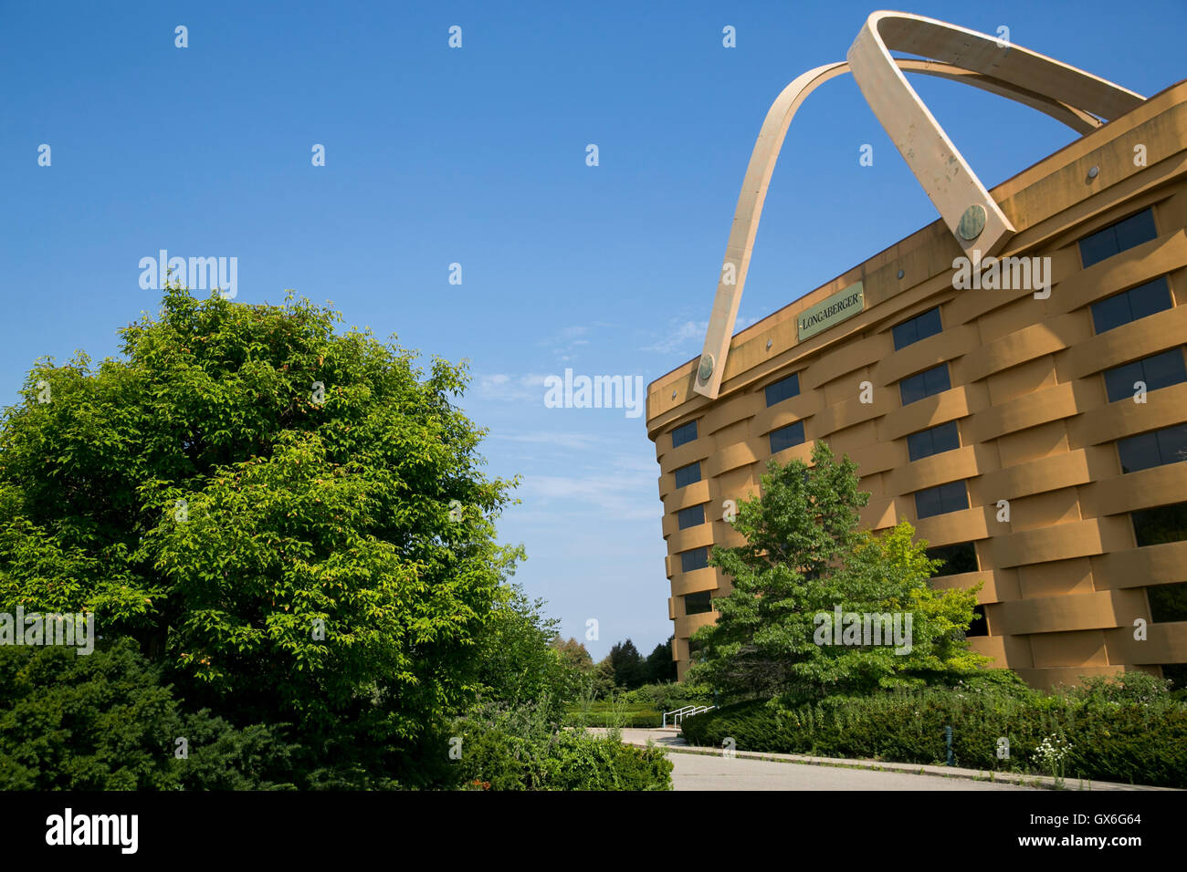 Un segno del logo al di fuori del cestello ex sede sagomata della Longaberger Company a Newark, Ohio, 24 luglio 2016. Foto Stock