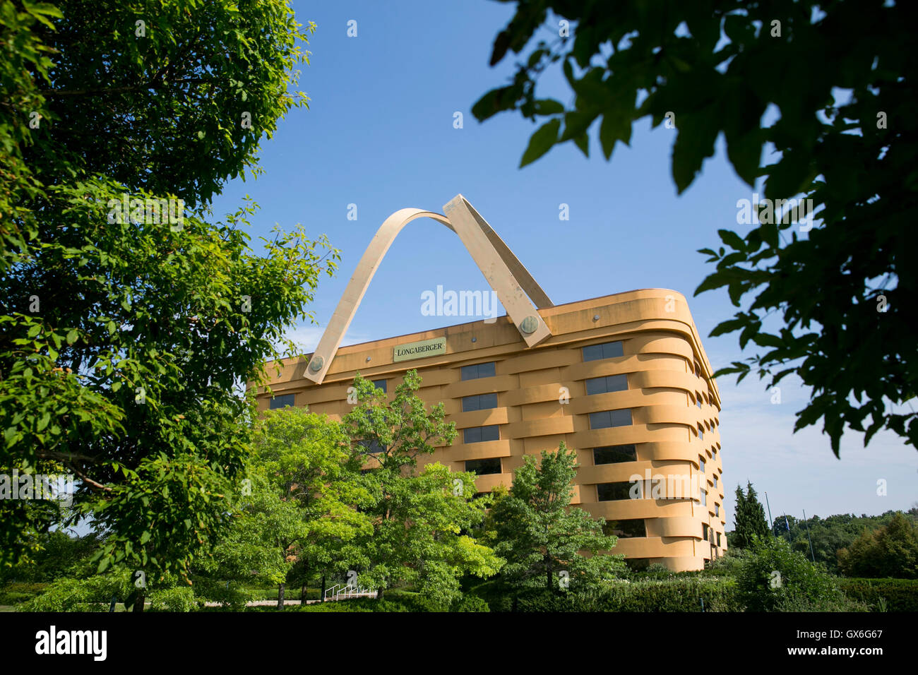 Un segno del logo al di fuori del cestello ex sede sagomata della Longaberger Company a Newark, Ohio, 24 luglio 2016. Foto Stock