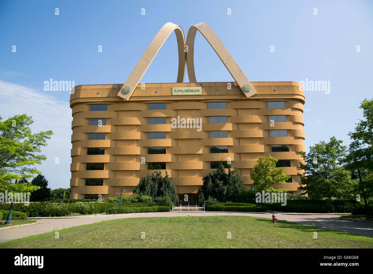 Un segno del logo al di fuori del cestello ex sede sagomata della Longaberger Company a Newark, Ohio, 24 luglio 2016. Foto Stock