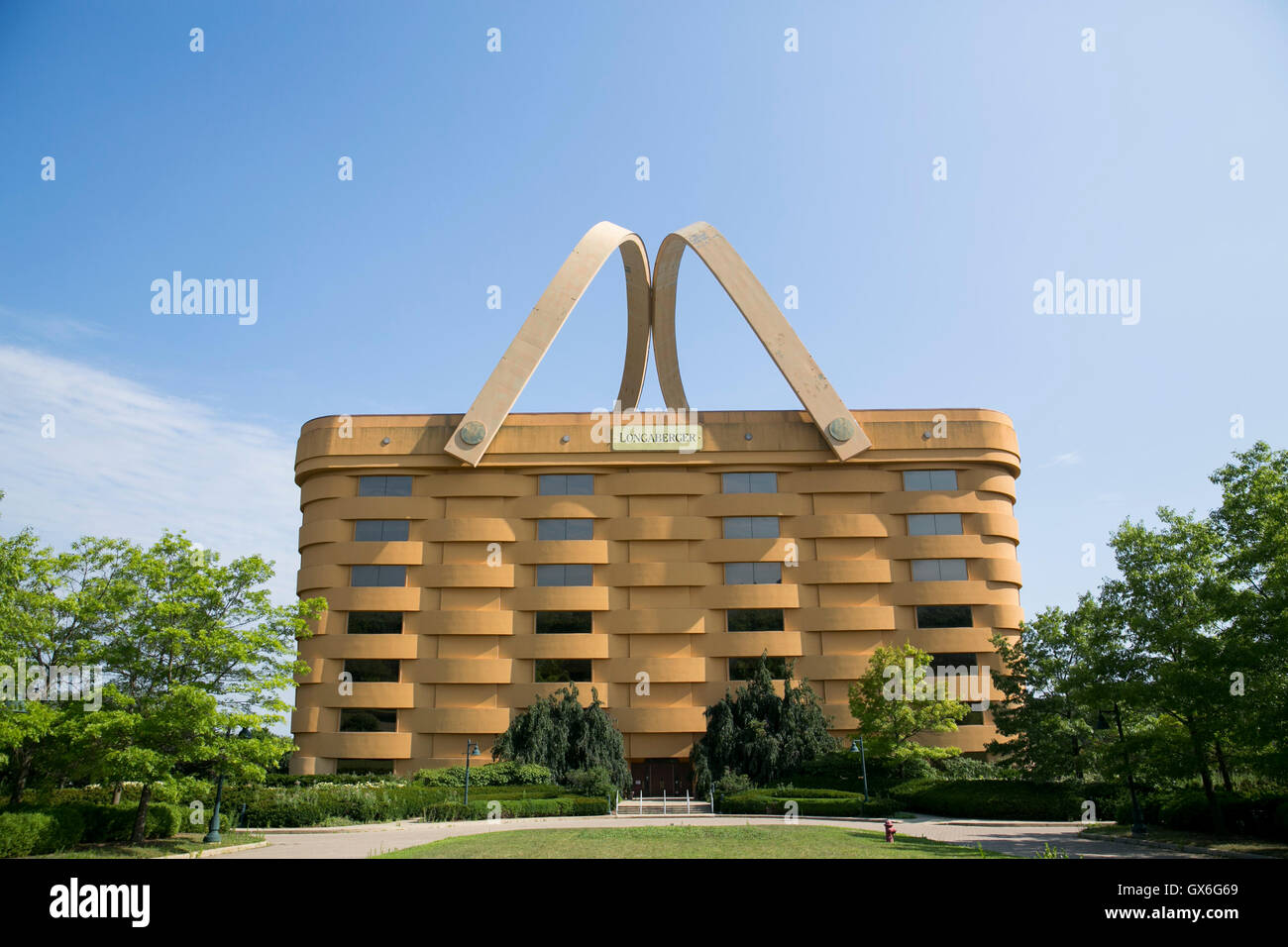 Un segno del logo al di fuori del cestello ex sede sagomata della Longaberger Company a Newark, Ohio, 24 luglio 2016. Foto Stock
