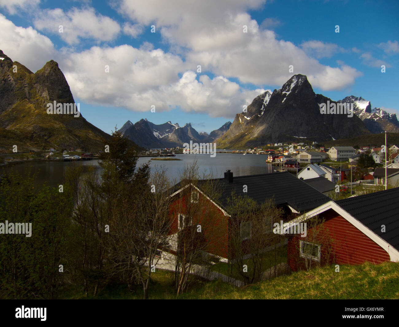 Lo splendido porto di Reine, Lofoten gruppo, Norvegia Foto Stock