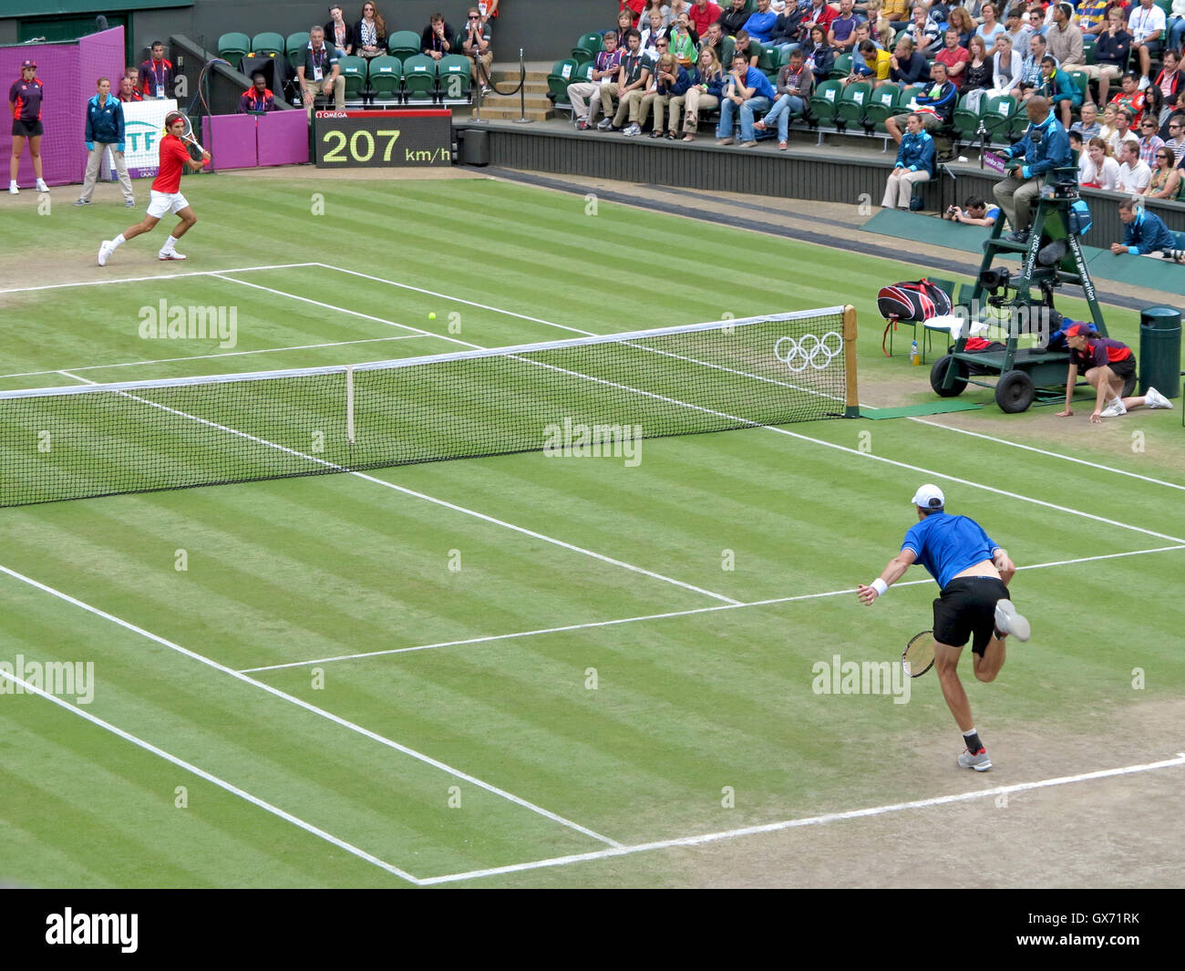 Il torneo di Wimbledon, Inghilterra. Agosto 2nd, 2012. Roger Federer e John Isner durante le loro singole partite giochi olimpici estivi a Londra Foto Stock