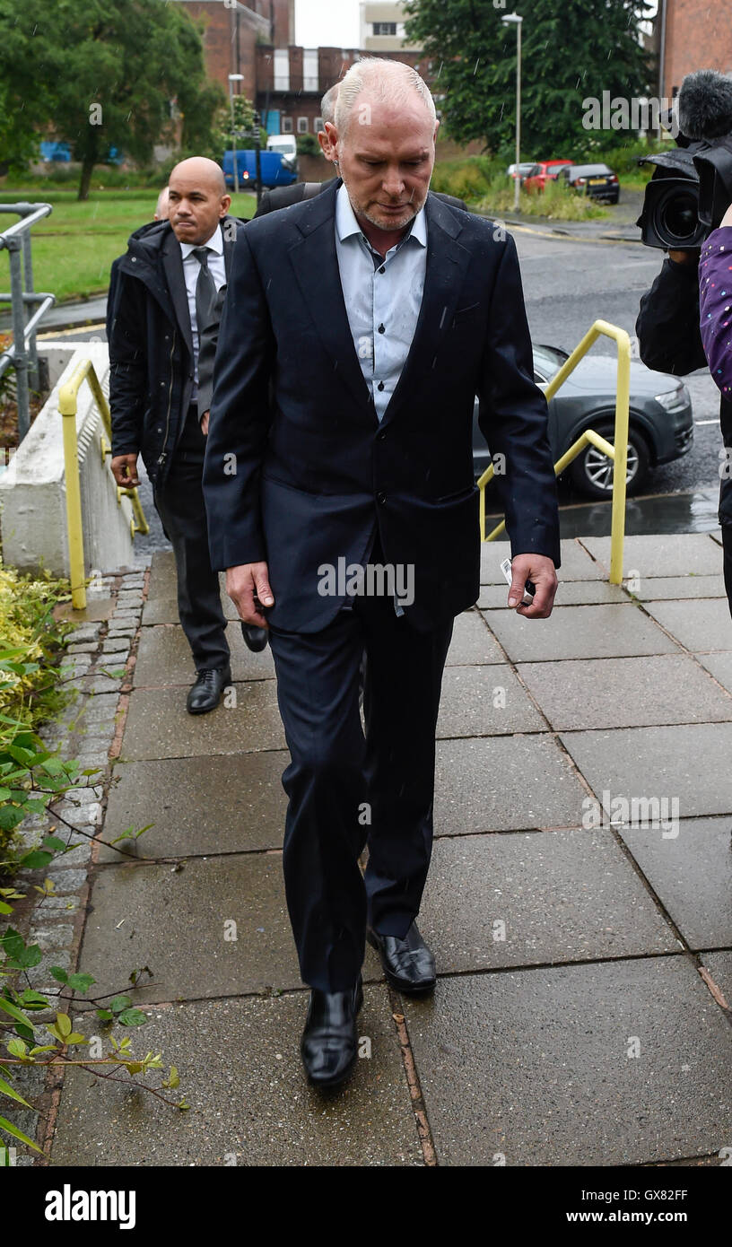 Calciatore Ex-England, Paul Gascoigne arriva a Dudley Magistrates Court di apparire accusato di abuso razziale dotate: Paul Gascoigne dove: Dudley, Regno Unito quando: 29 Giu 2016 Foto Stock Calciatore Ex-England, Paul Gascoigne arriva a Dudley Magistrates Court di apparire accusato di abuso razziale dotate: Paul Gascoigne dove: Dudley, Regno Unito quando: 29 Giu 2016 Foto Stock