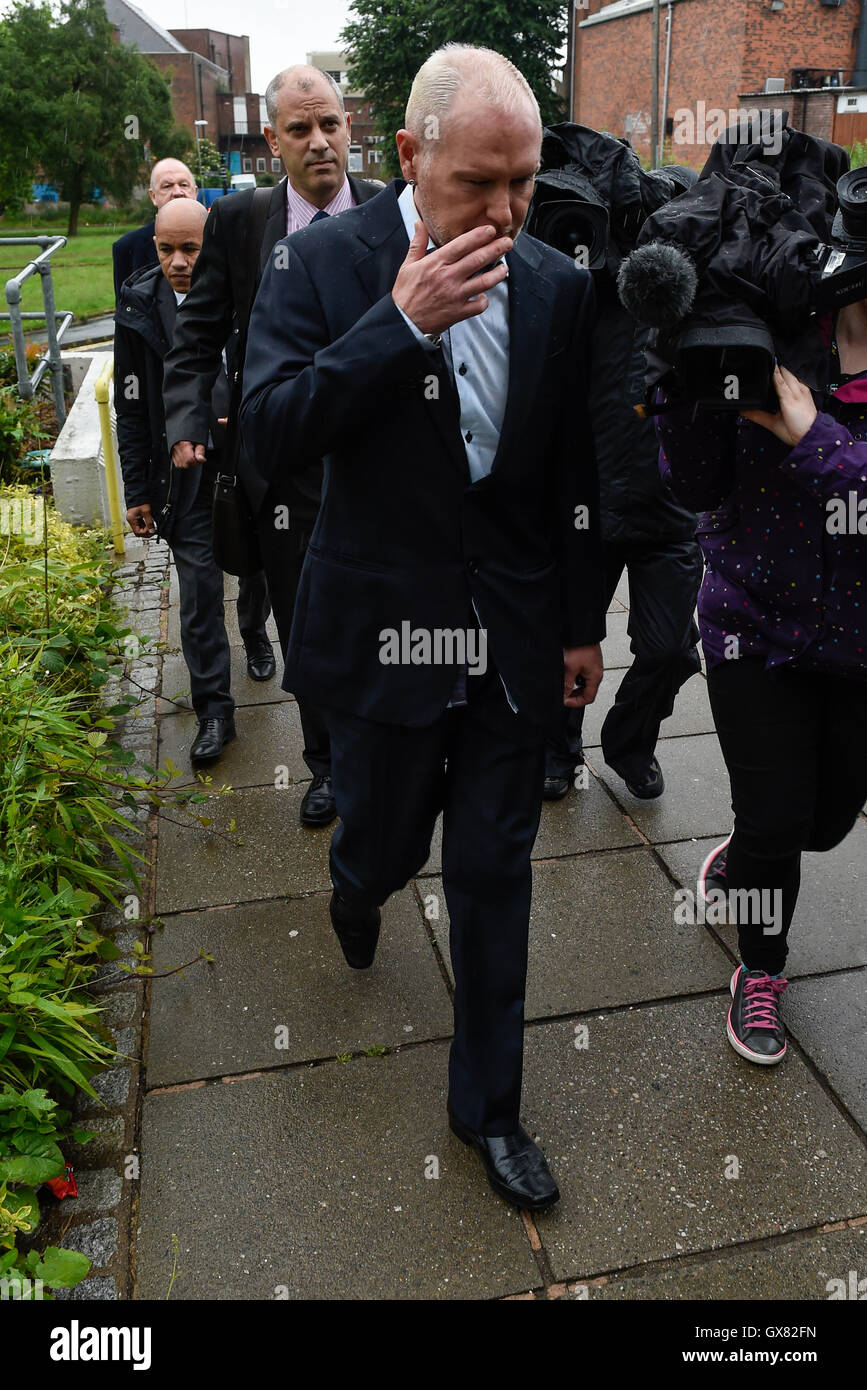 Calciatore Ex-England, Paul Gascoigne arriva a Dudley Magistrates Court di apparire accusato di abuso razziale dotate: Paul Gascoigne dove: Dudley, Regno Unito quando: 29 Giu 2016 Foto Stock Calciatore Ex-England, Paul Gascoigne arriva a Dudley Magistrates Court di apparire accusato di abuso razziale dotate: Paul Gascoigne dove: Dudley, Regno Unito quando: 29 Giu 2016 Foto Stock