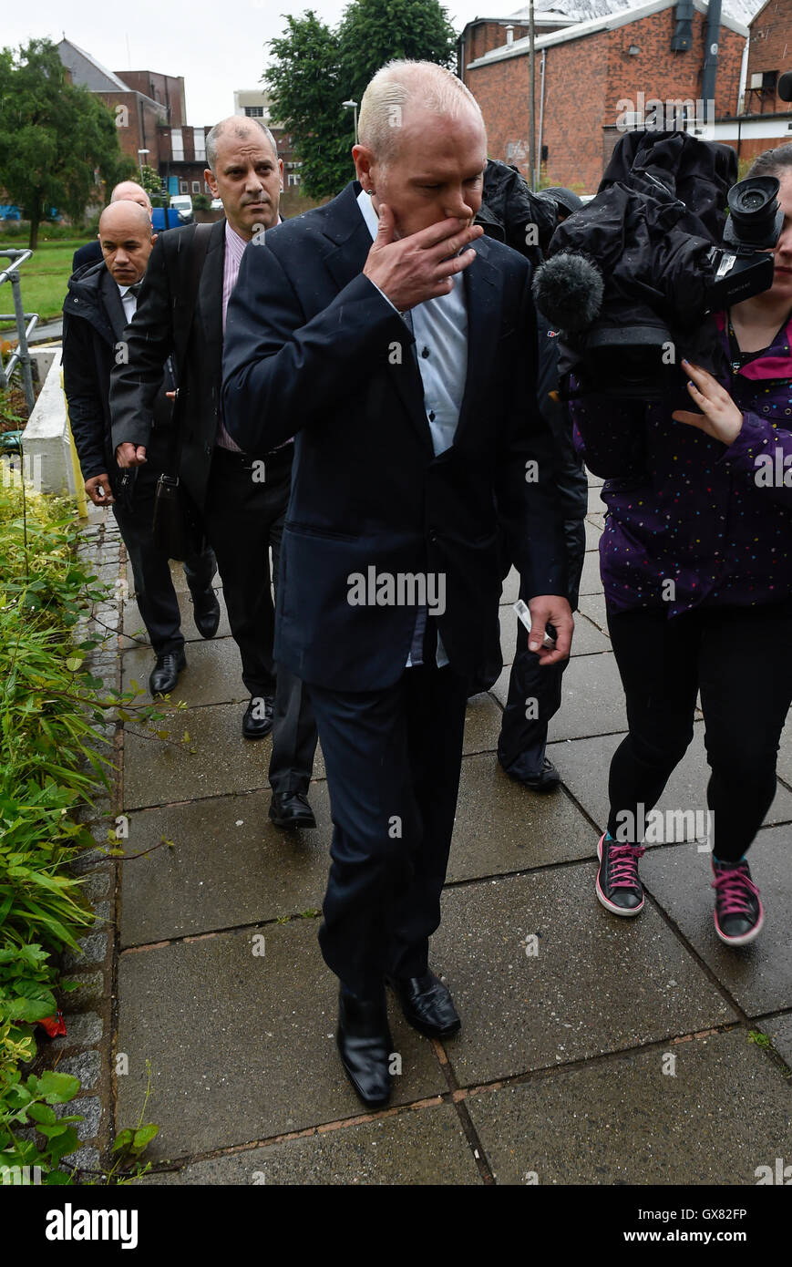 Calciatore Ex-England, Paul Gascoigne arriva a Dudley Magistrates Court di apparire accusato di abuso razziale dotate: Paul Gascoigne dove: Dudley, Regno Unito quando: 29 Giu 2016 Foto Stock Calciatore Ex-England, Paul Gascoigne arriva a Dudley Magistrates Court di apparire accusato di abuso razziale dotate: Paul Gascoigne dove: Dudley, Regno Unito quando: 29 Giu 2016 Foto Stock