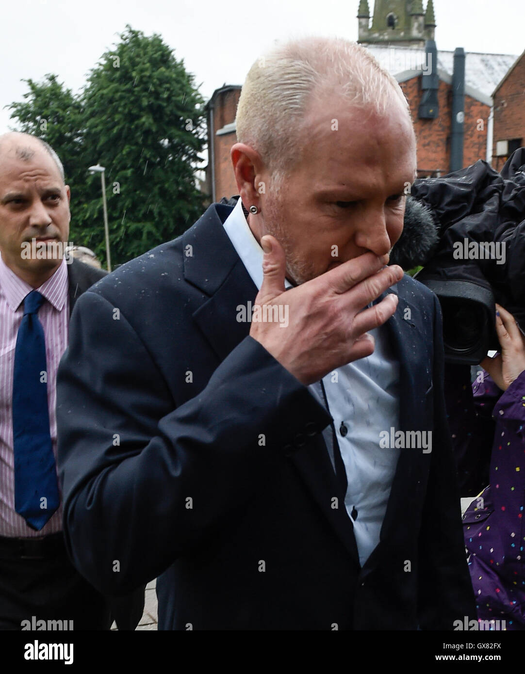 Calciatore Ex-England, Paul Gascoigne arriva a Dudley Magistrates Court di apparire accusato di abuso razziale dotate: Paul Gascoigne dove: Dudley, Regno Unito quando: 29 Giu 2016 Foto Stock Calciatore Ex-England, Paul Gascoigne arriva a Dudley Magistrates Court di apparire accusato di abuso razziale dotate: Paul Gascoigne dove: Dudley, Regno Unito quando: 29 Giu 2016 Foto Stock