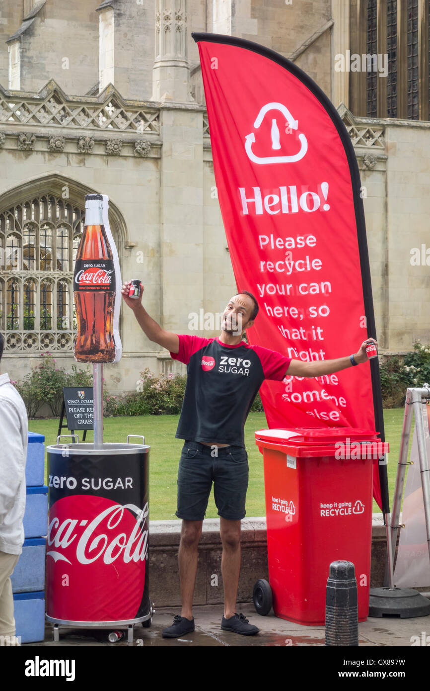 Addetto alle vendite la promozione dello zucchero zero Coca Cola su re sfilano davanti a Kings College in posa per la telecamera della città di Cambridge Foto Stock