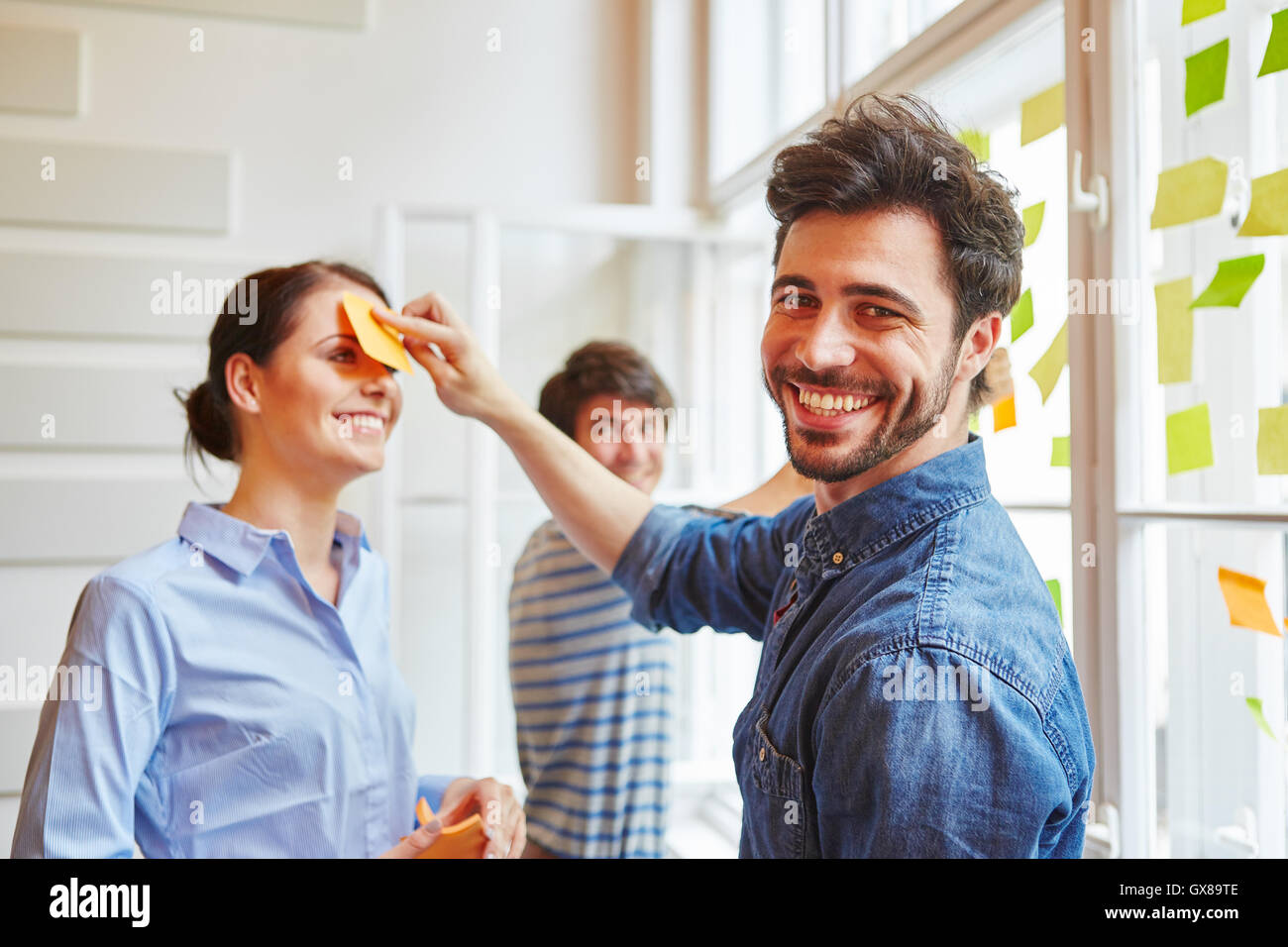 Gli studenti di start-up workshop durante la riproduzione di gioco creativo Foto Stock