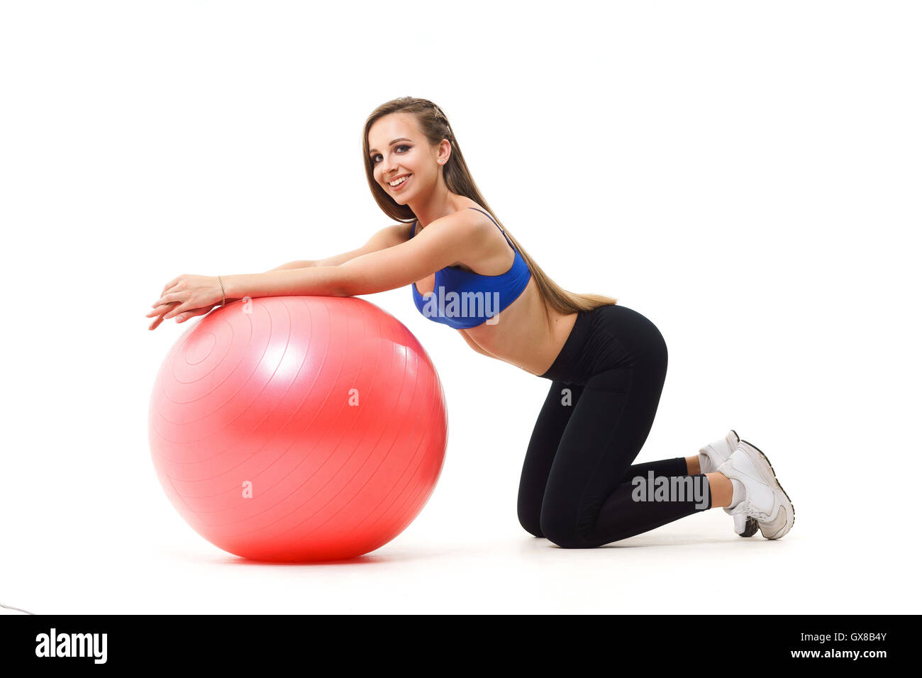 Concetti: uno stile di vita sano, sport. Felice bella donna fitness trainer lavora con montare la sfera isolata su sfondo bianco Foto Stock