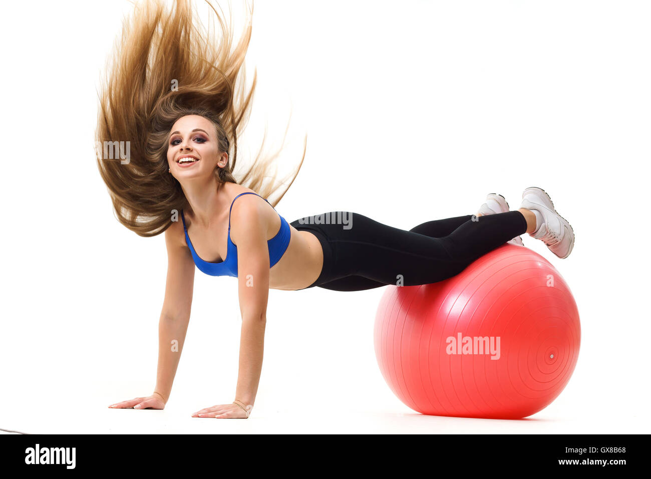 Concetti: uno stile di vita sano, sport. Felice bella donna fitness trainer lavora con montare la sfera isolata su sfondo bianco Foto Stock