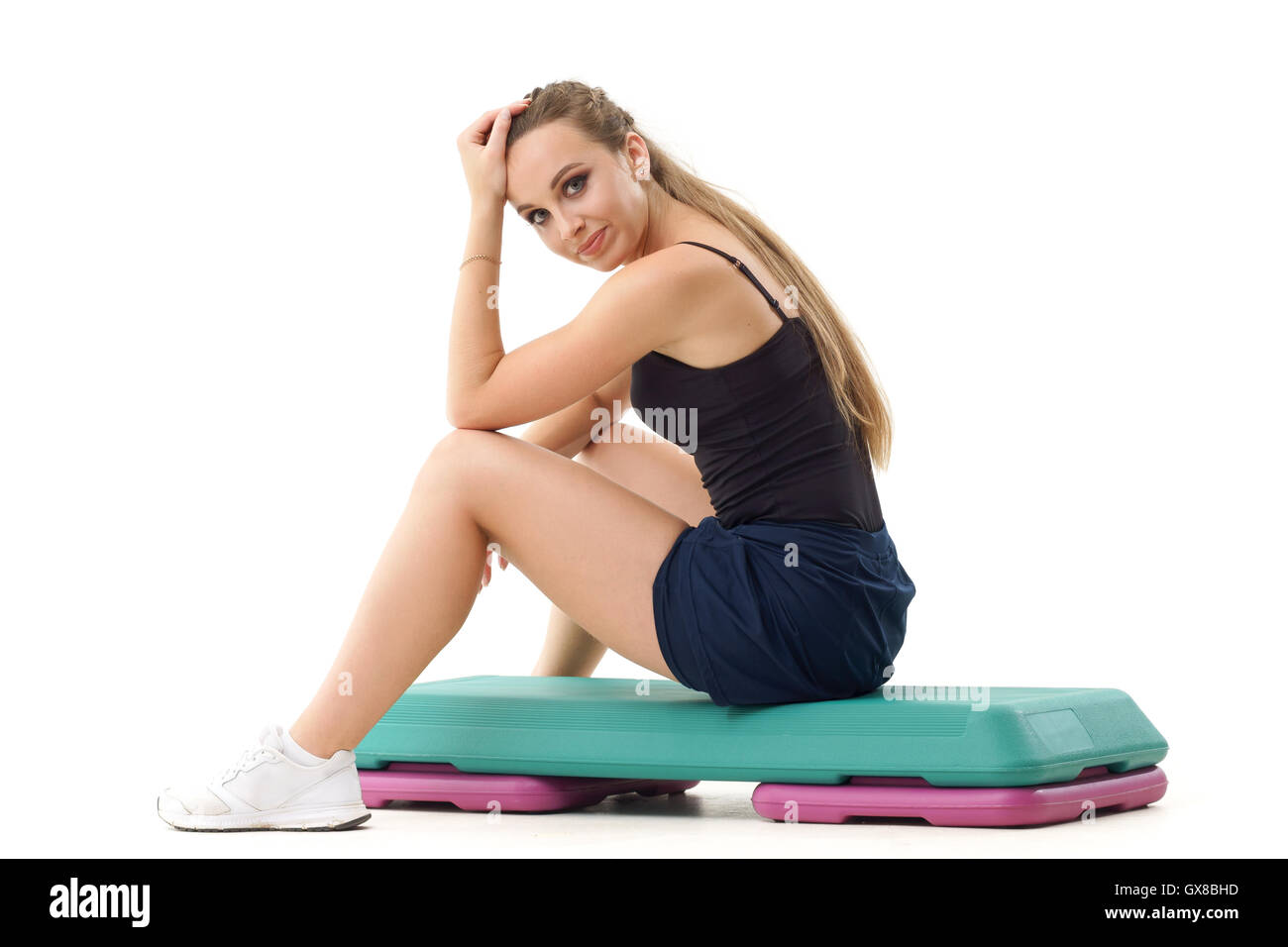 Concetti: uno stile di vita sano, sport. Felice bella donna fitness trainer lavora fuori fase aerobica isolati su sfondo bianco Foto Stock
