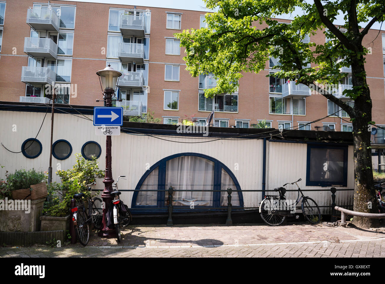 9 giugno 2014, Amsterdam, Paesi Bassi Il Lijnbaansgracht nel quartiere Jordaan. Casa le barche sono di rivestimento del canale davanti Foto Stock