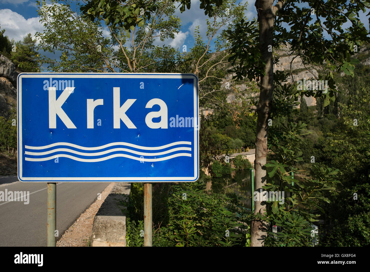 Un cartello stradale che indica il fiume Krka visto a Roski slap. Parco Nazionale di Krka, Regione di Sibenik e di Knin, Dalmazia, Croazia. Foto Stock