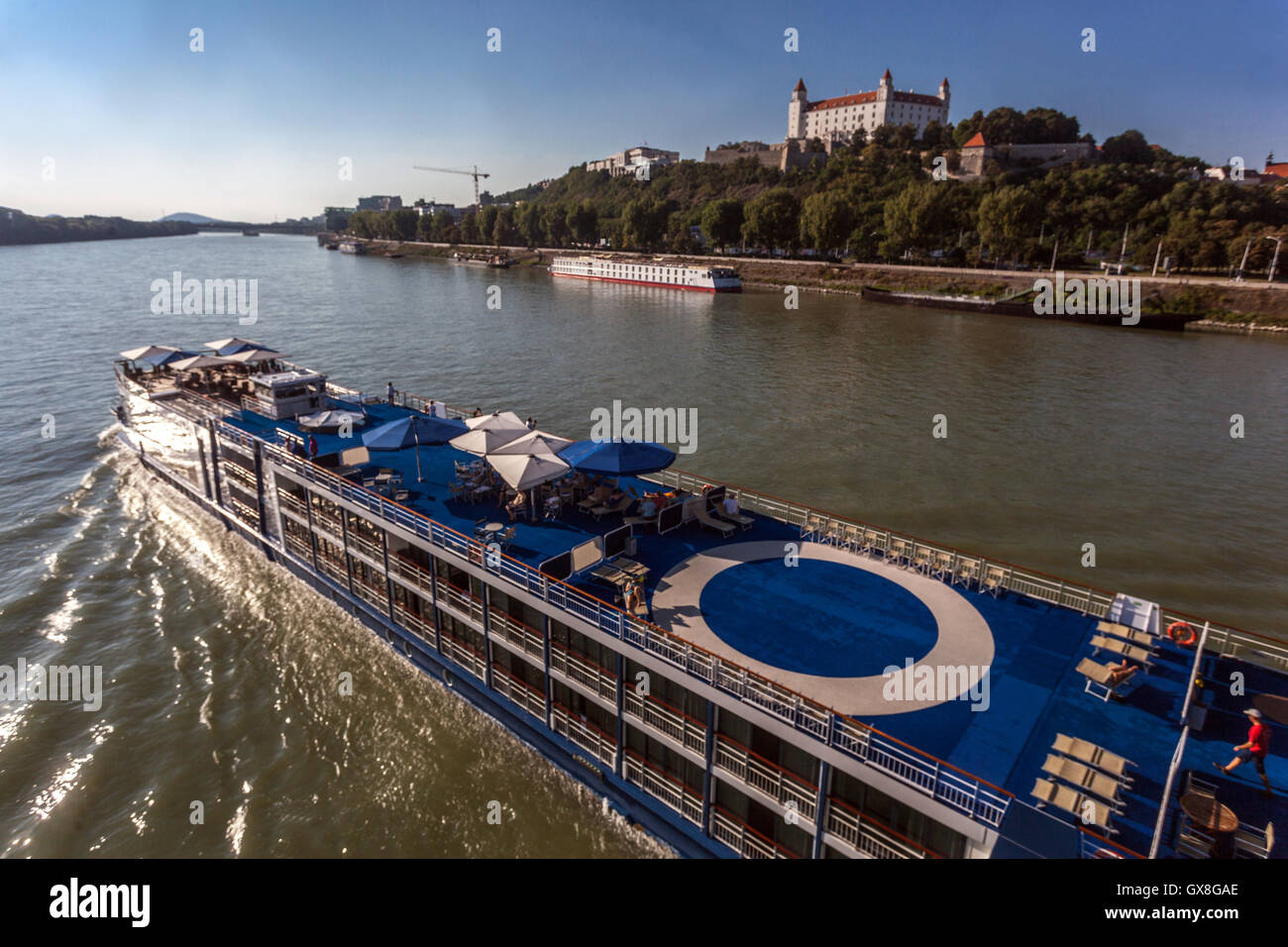 Skyline il castello di Bratislava e passaggio barca sul fiume Danubio, Bratislava, Slovacchia, Europa Foto Stock